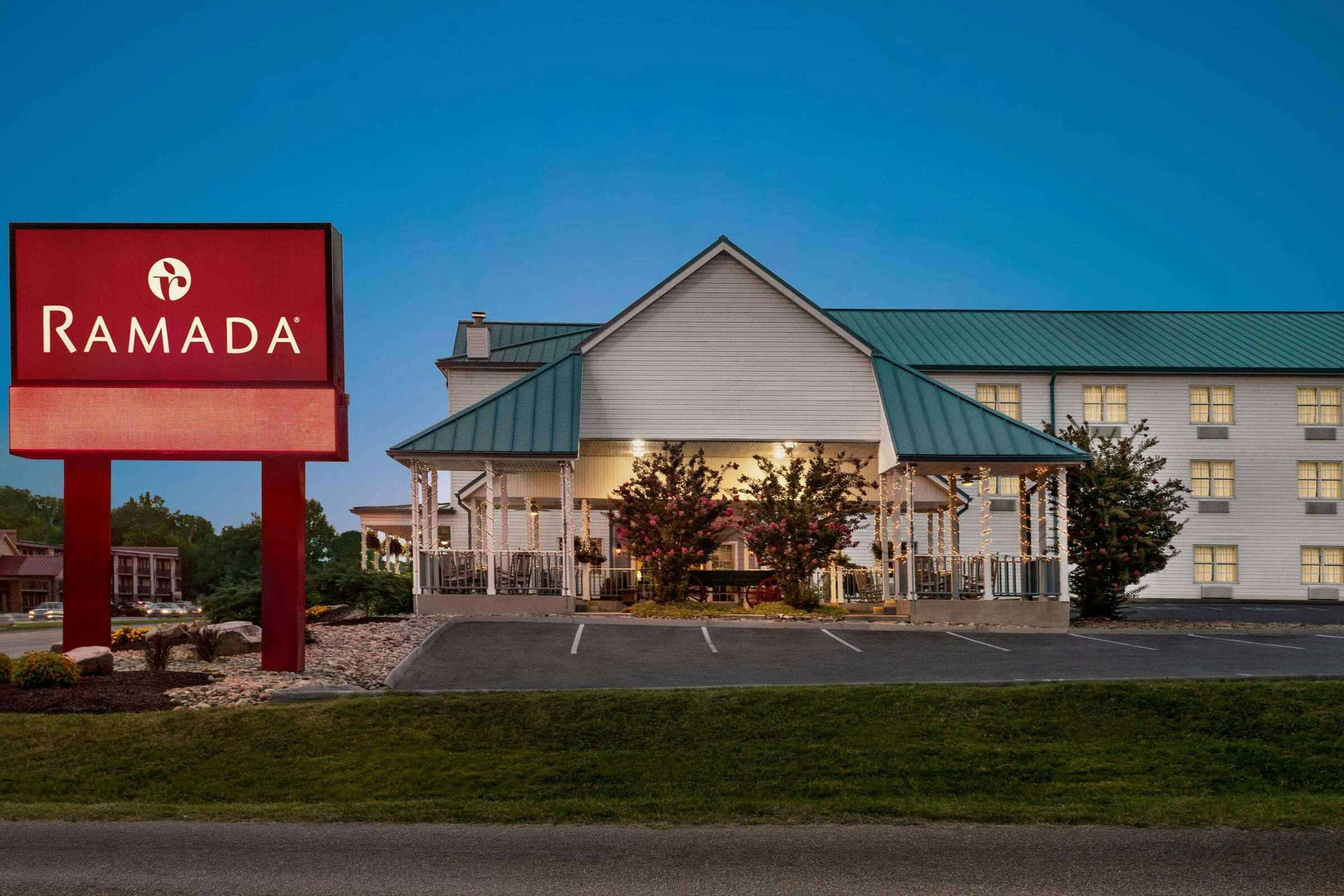 Hotel Ramada by Wyndham Pigeon Forge North photo 2