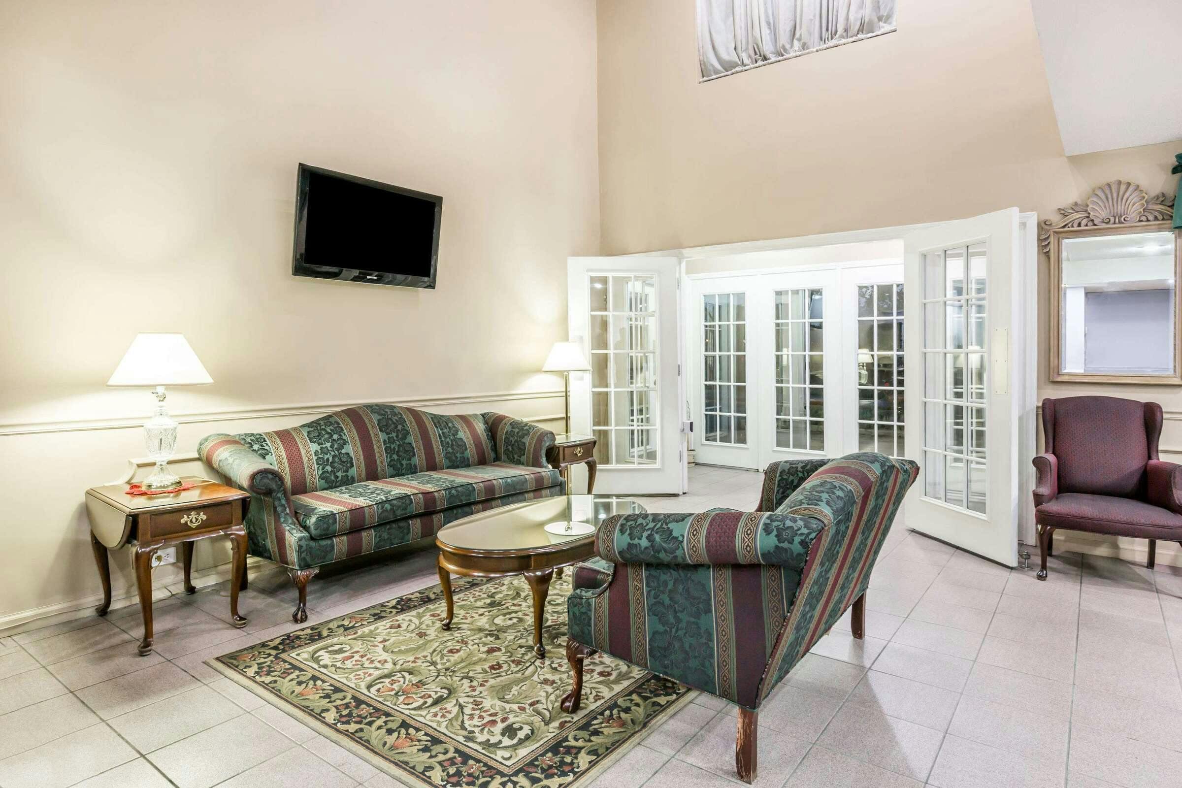 Hotel Super 8 by Wyndham Clinton photo 3