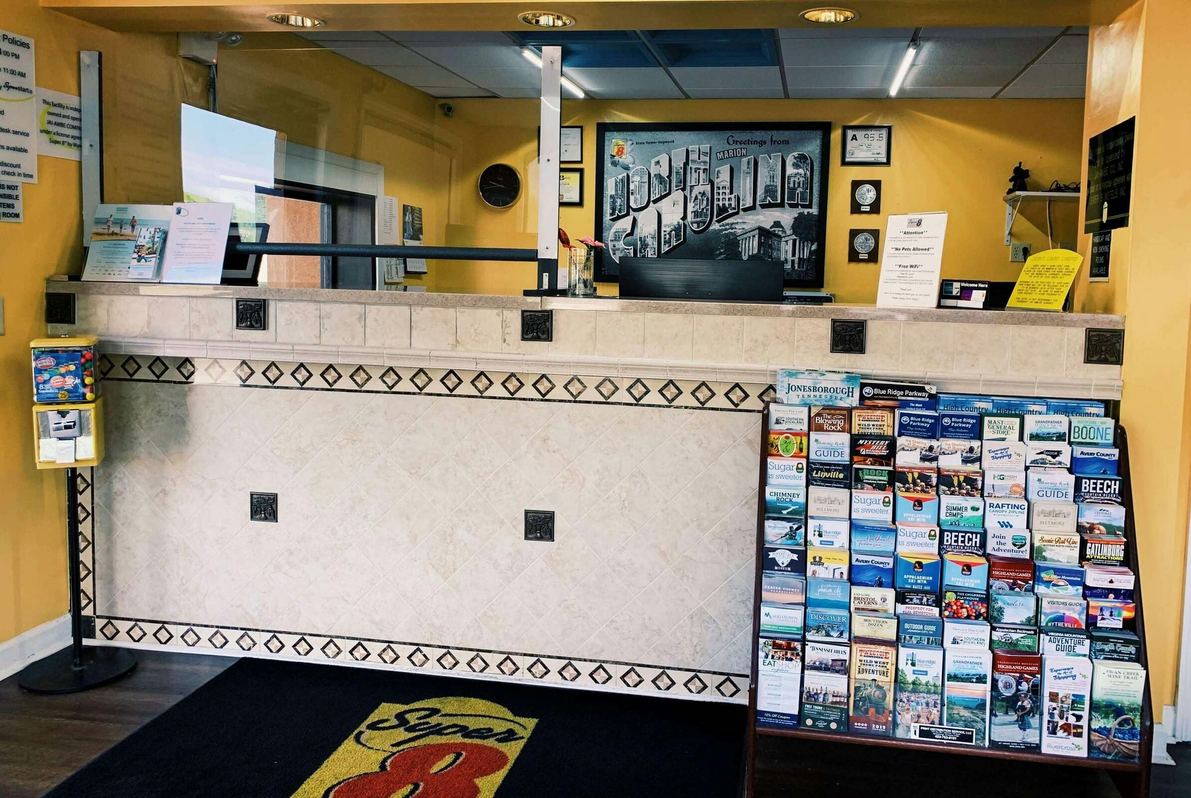 Hotel Super 8 by Wyndham Marion NC photo 1