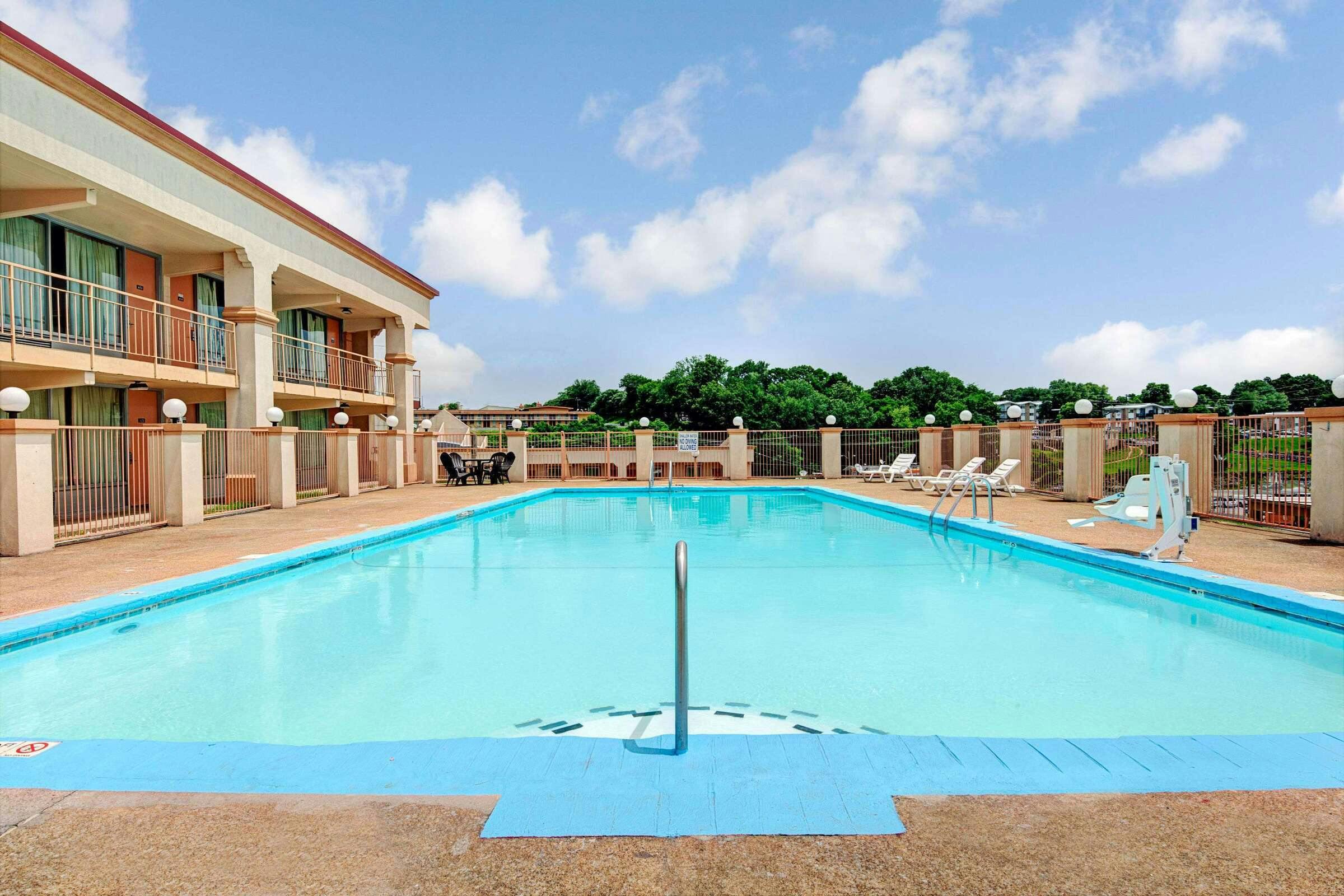 Super 8 by Wyndham Nashville Near Downtown / I-40