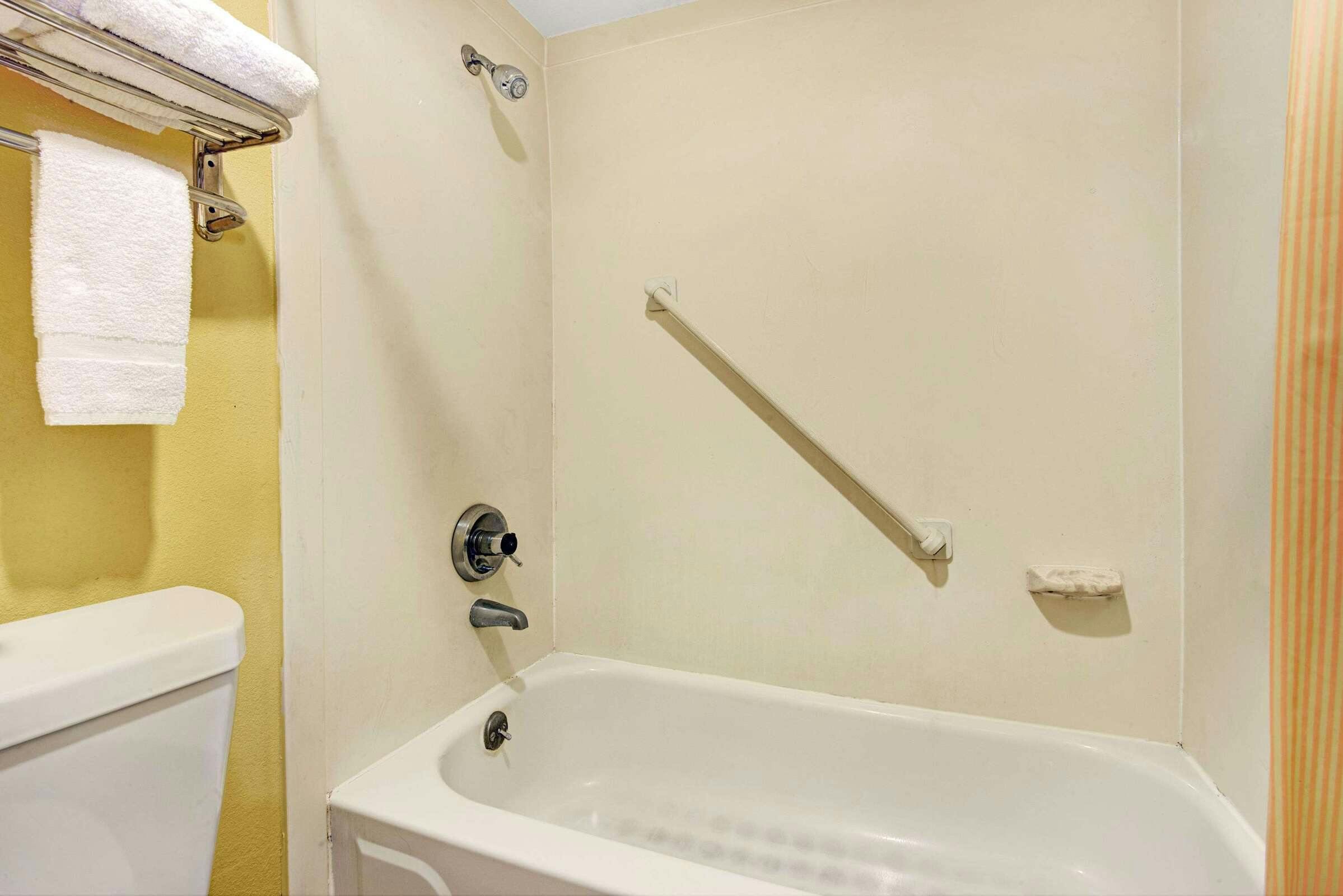 Hotel Super 8 by Wyndham Nashville Near Downtown / I-40 photo 2