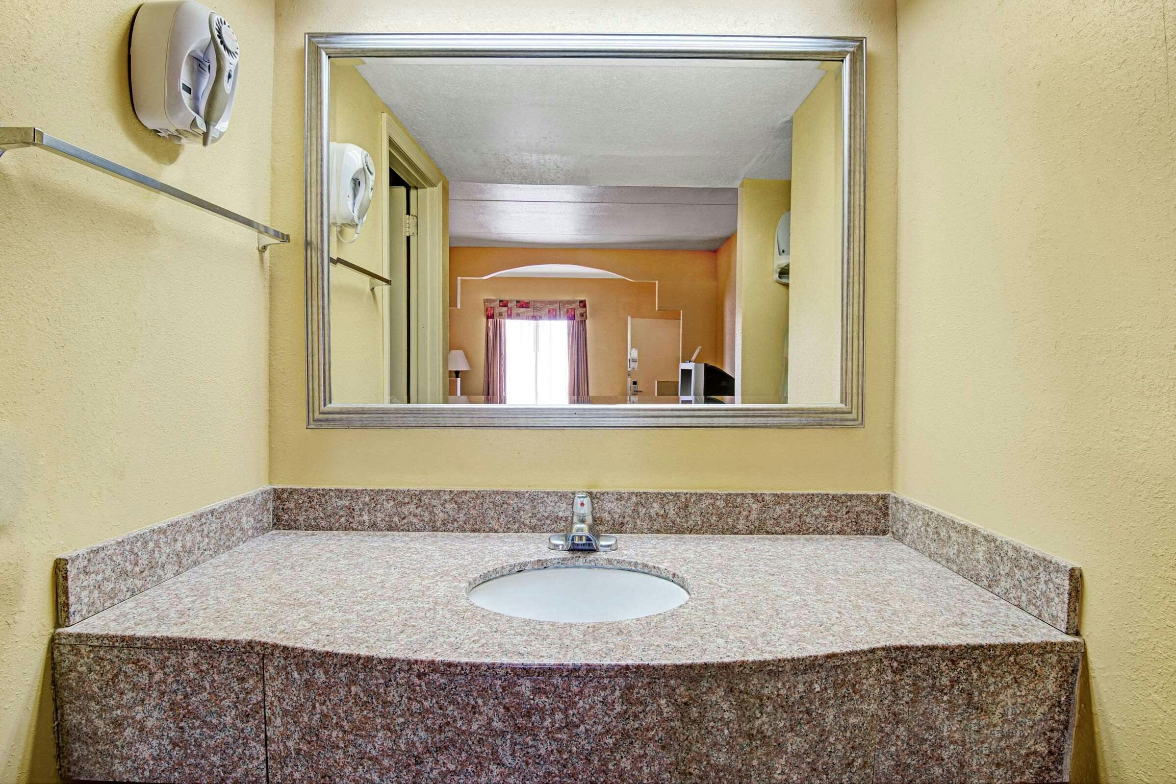 Hotel Super 8 by Wyndham Nashville Near Downtown / I-40 photo 5