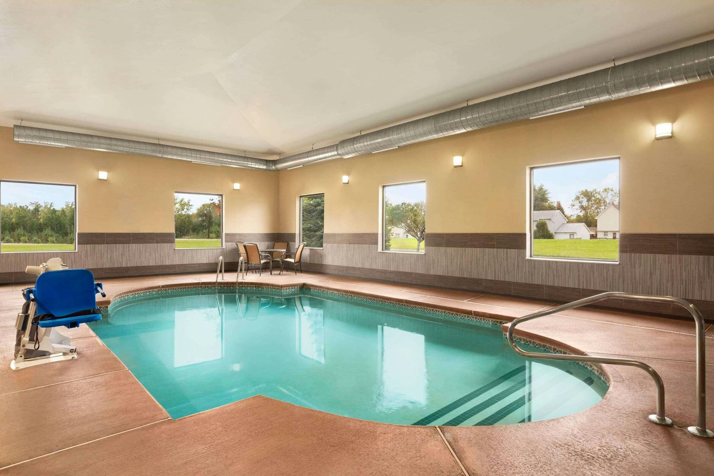 Hotel La Quinta Inn & Suites by Wyndham Lackawanna photo 2