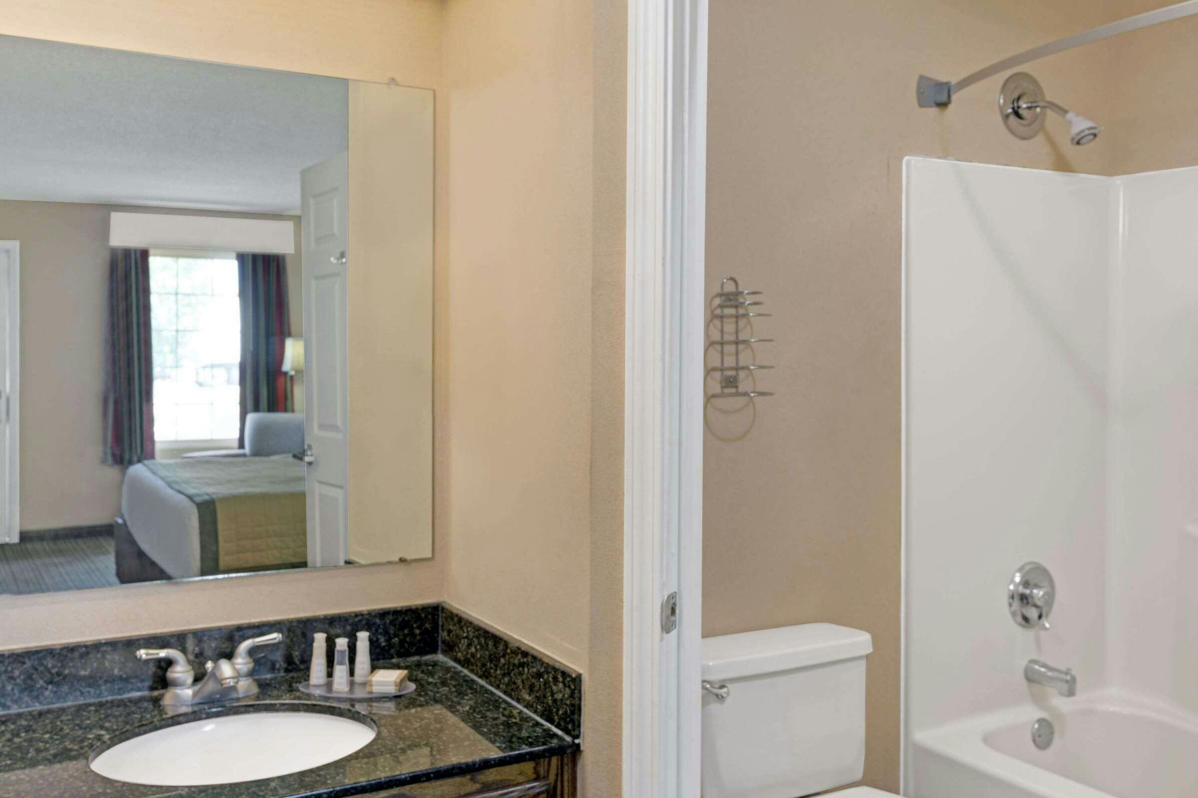 Hotel Baymont Inn Suites Sanford photo 5