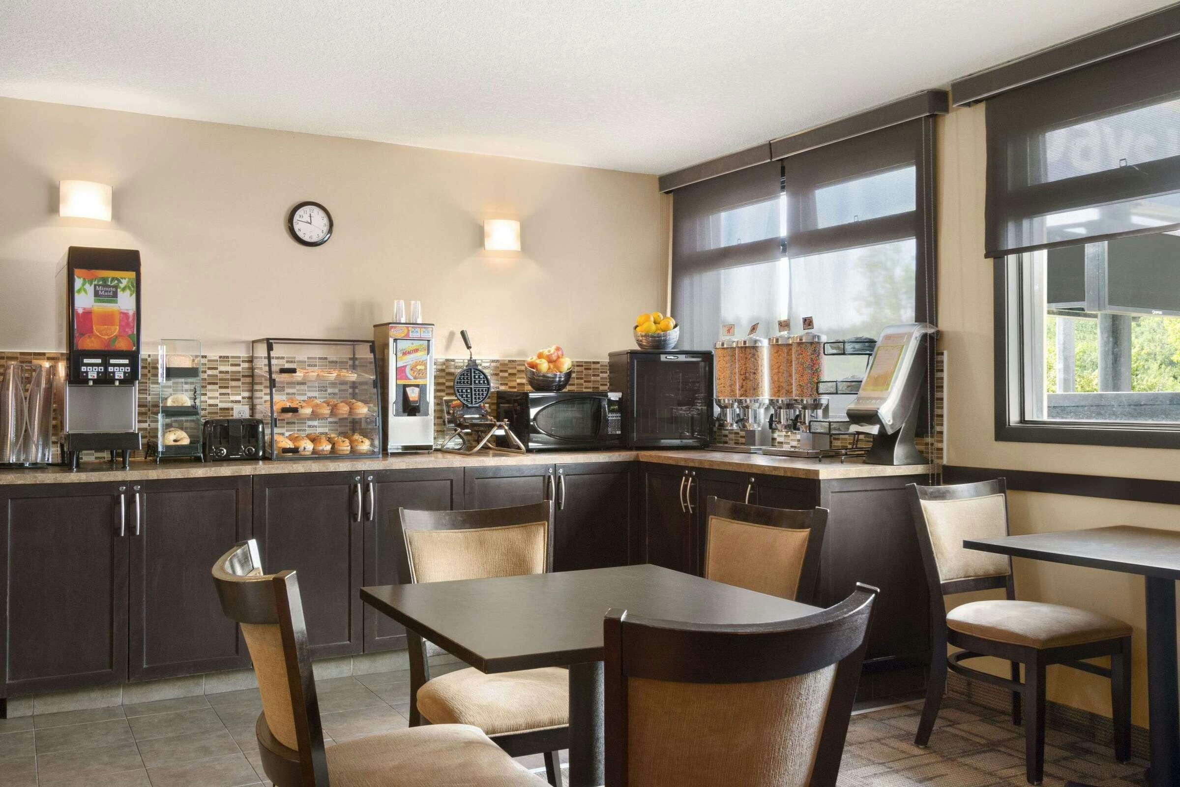 Hotel Days Inn Calgary Northwest photo 3