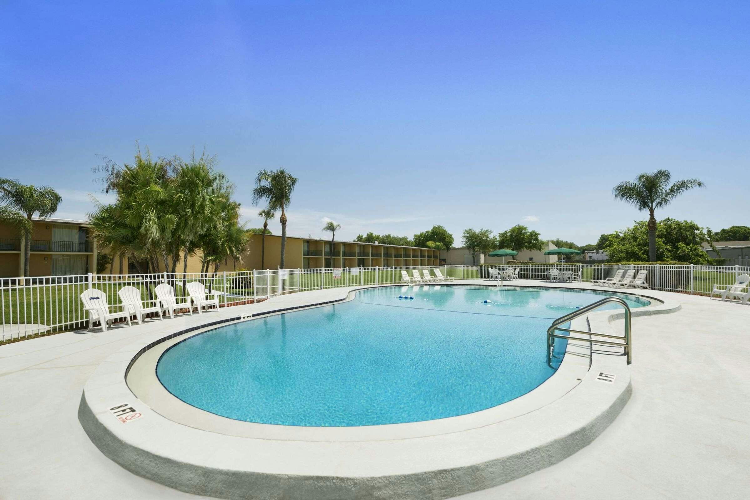 Hotel Howard Johnson Winter Haven FL photo 2