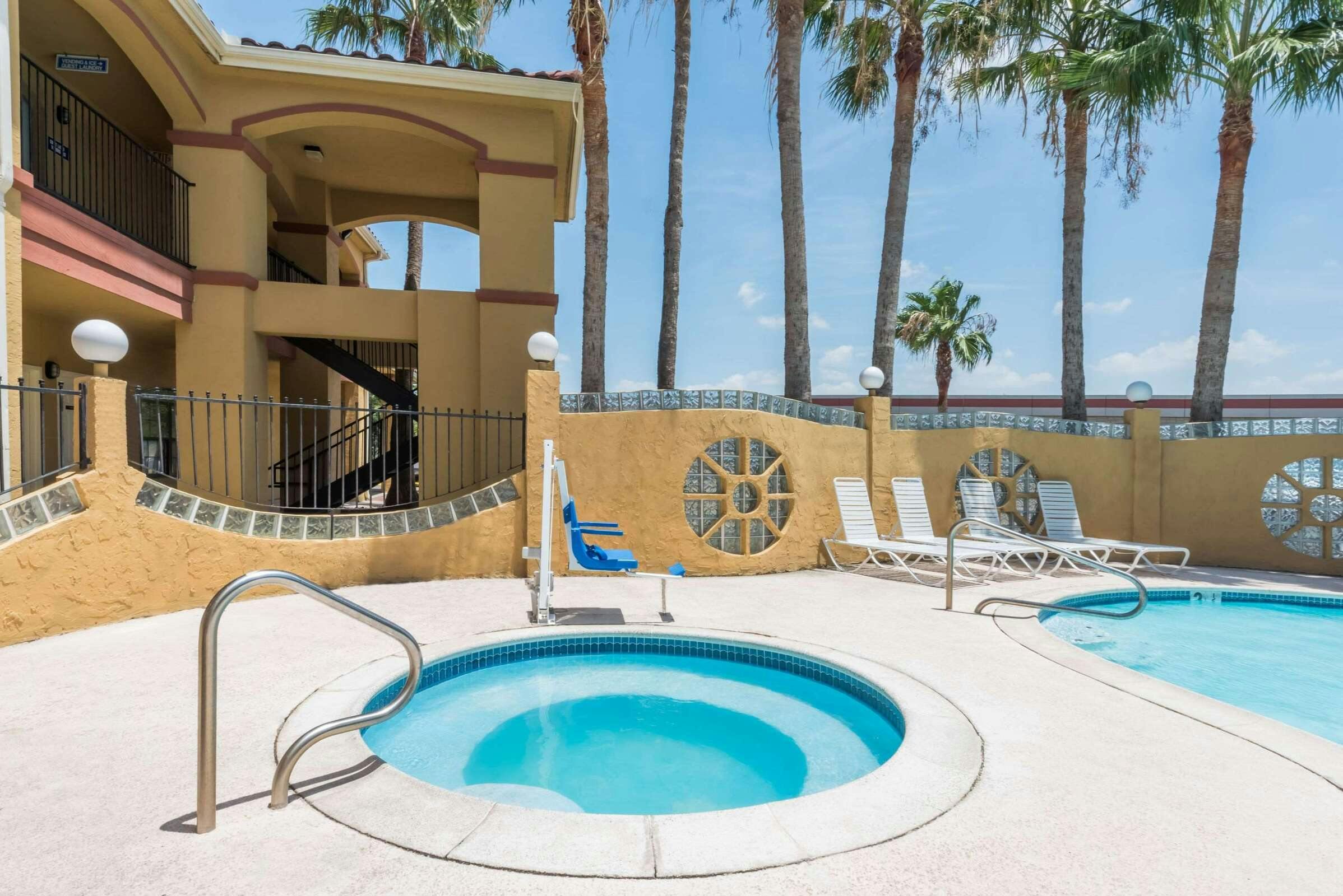 Hotel Super 8 by Wyndham Weslaco photo 1