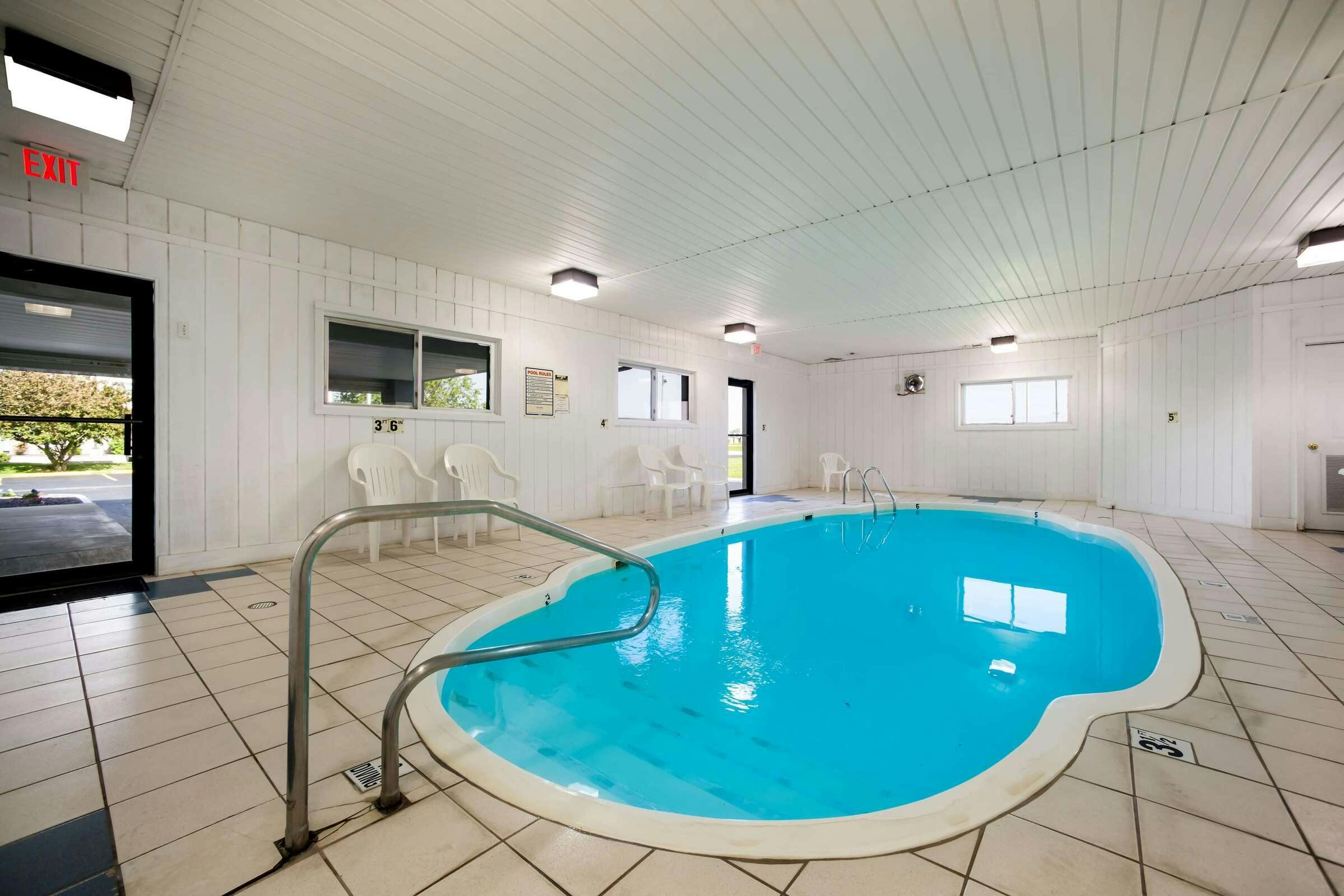 Hotel Ramada by Wyndham Effingham photo 3