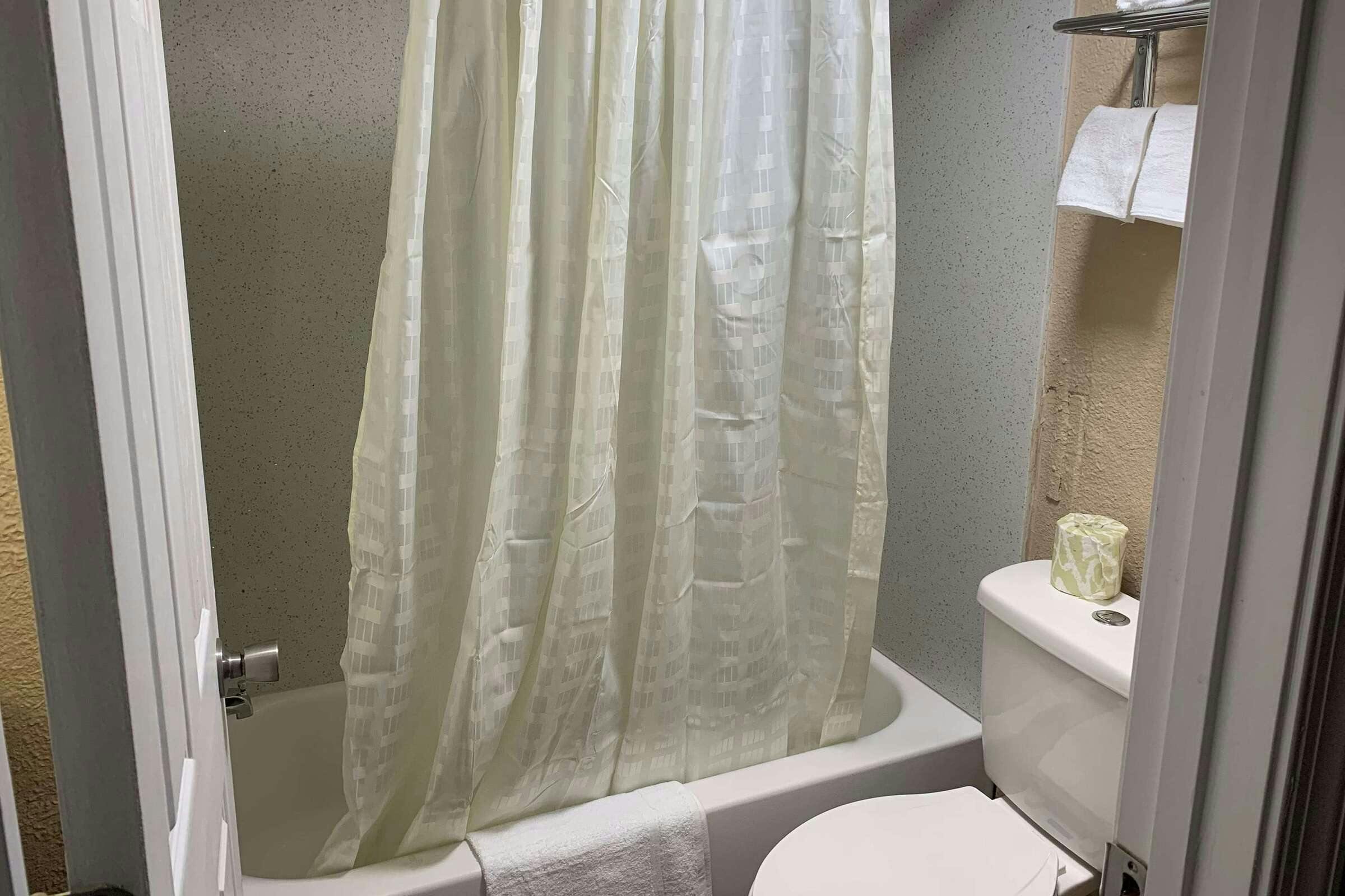 Hotel Super 8 by Wyndham Newport News photo 4