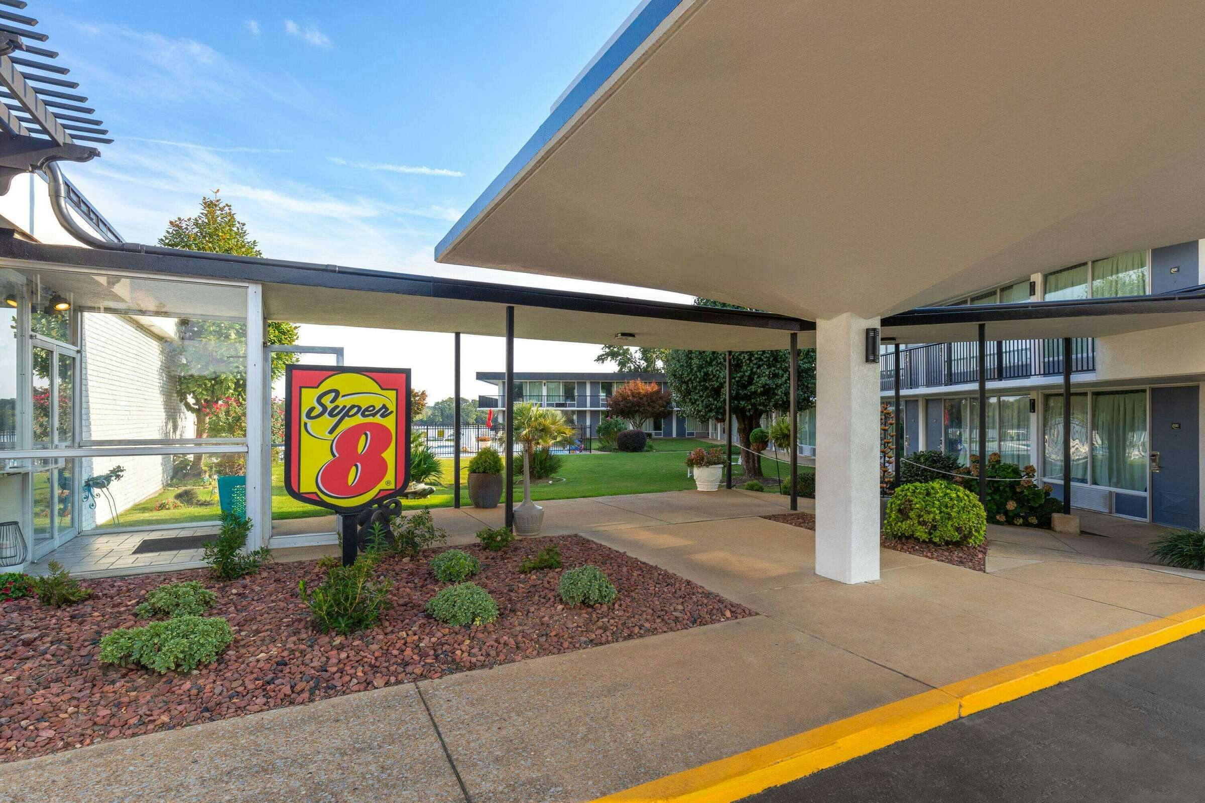 Hotel Super 8 by Wyndham Riverside AL photo 1