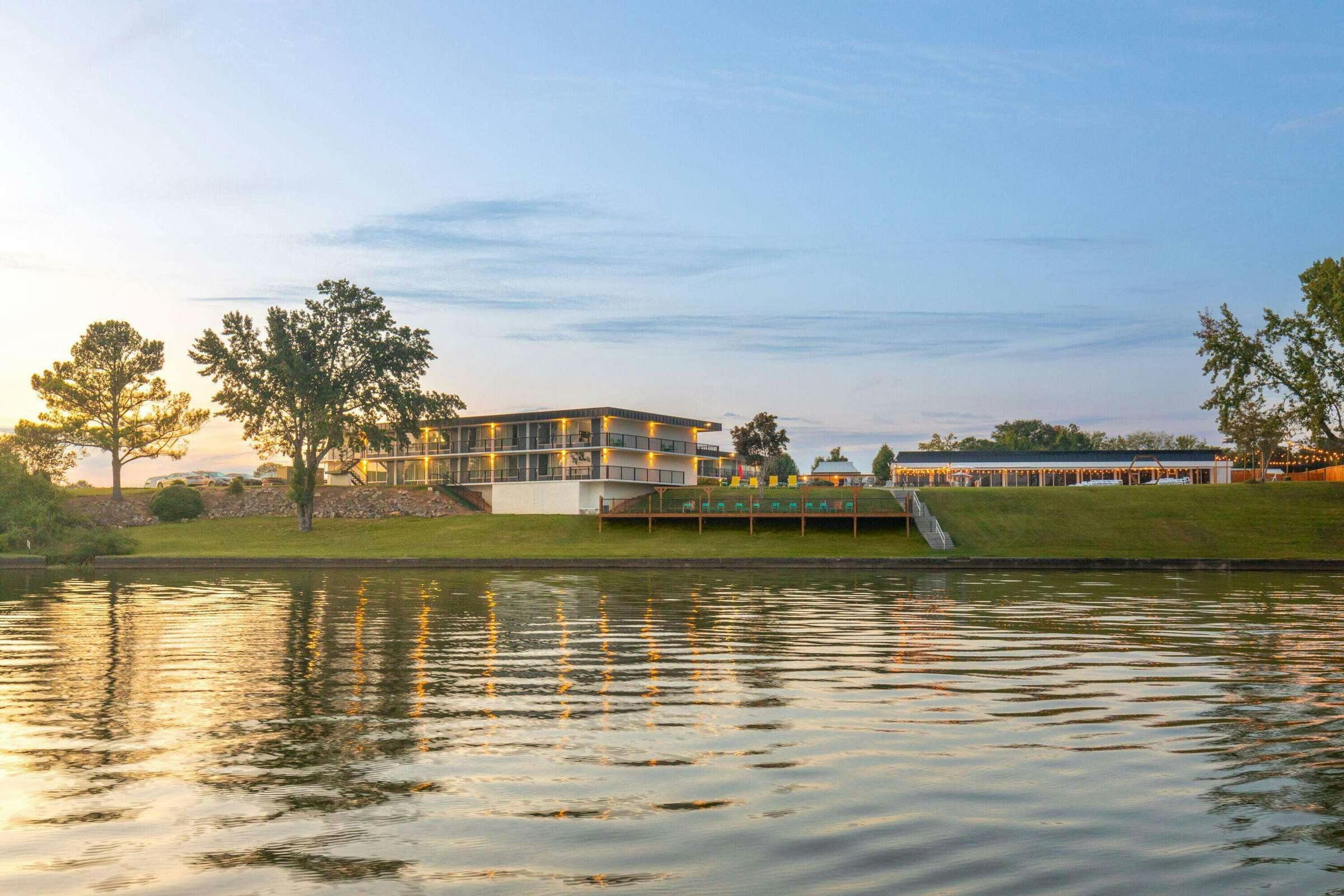 Hotel Super 8 by Wyndham Riverside AL photo 3