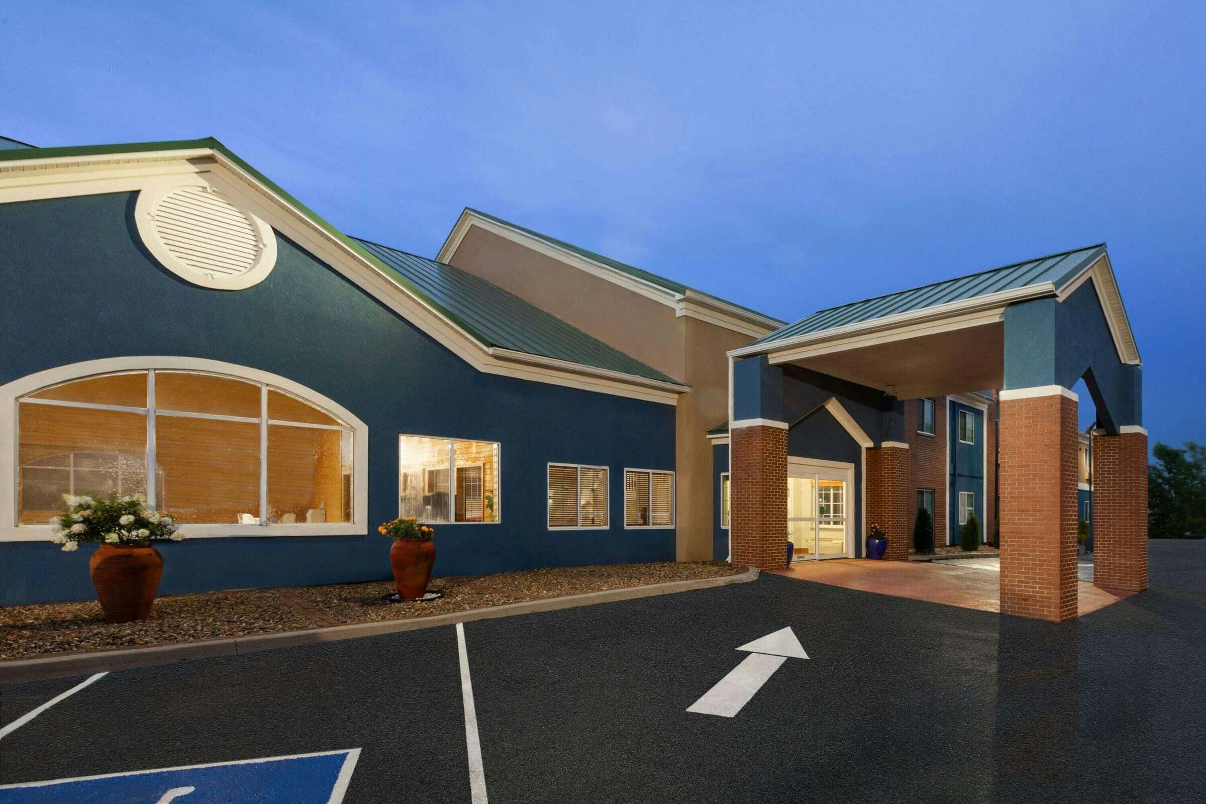 Hotel AmericInn by Wyndham Grinnell photo 1