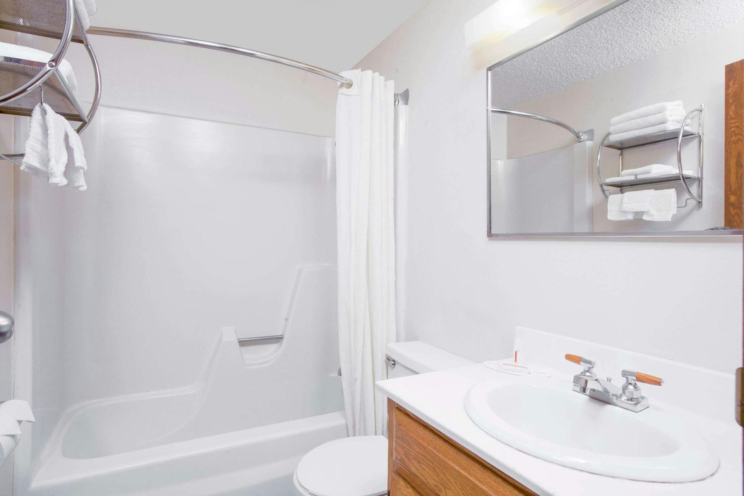 Hotel Super 8 by Wyndham Clear Lake photo 1