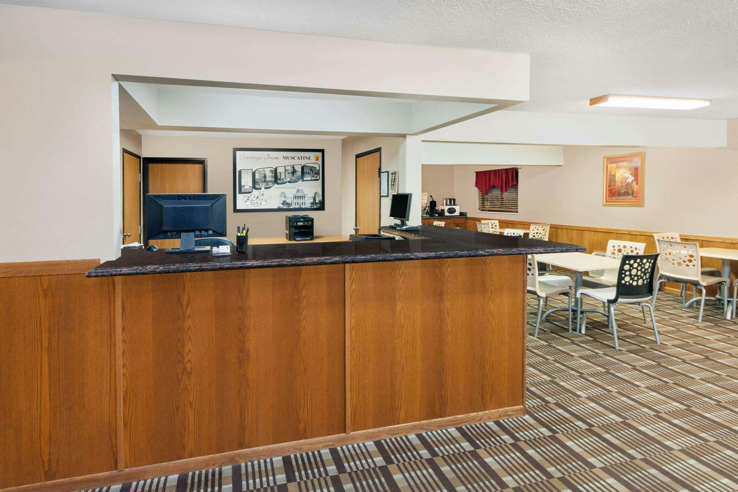 Hotel Super 8 by Wyndham Muscatine photo 2