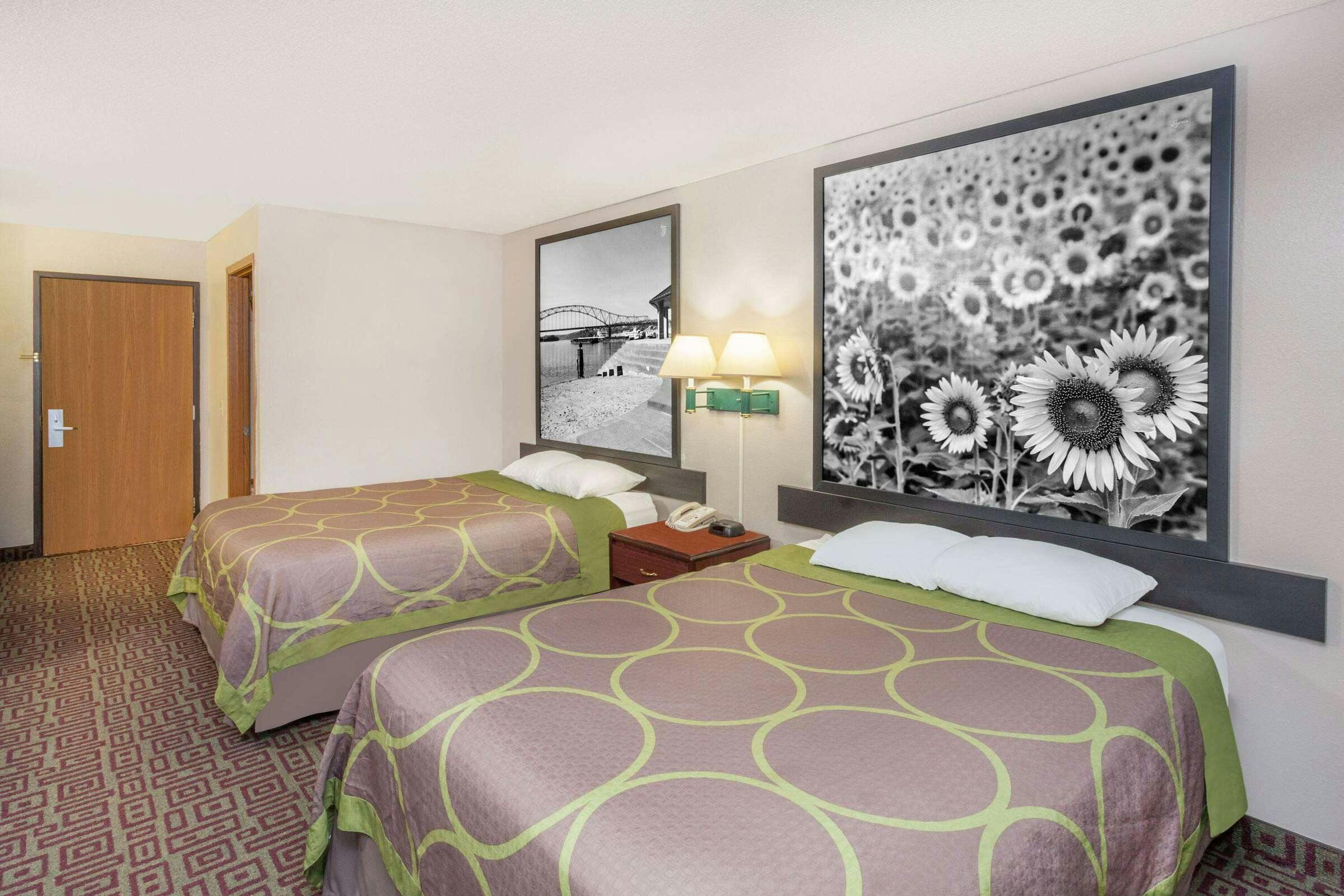 Hotel Super 8 by Wyndham Muscatine photo 5