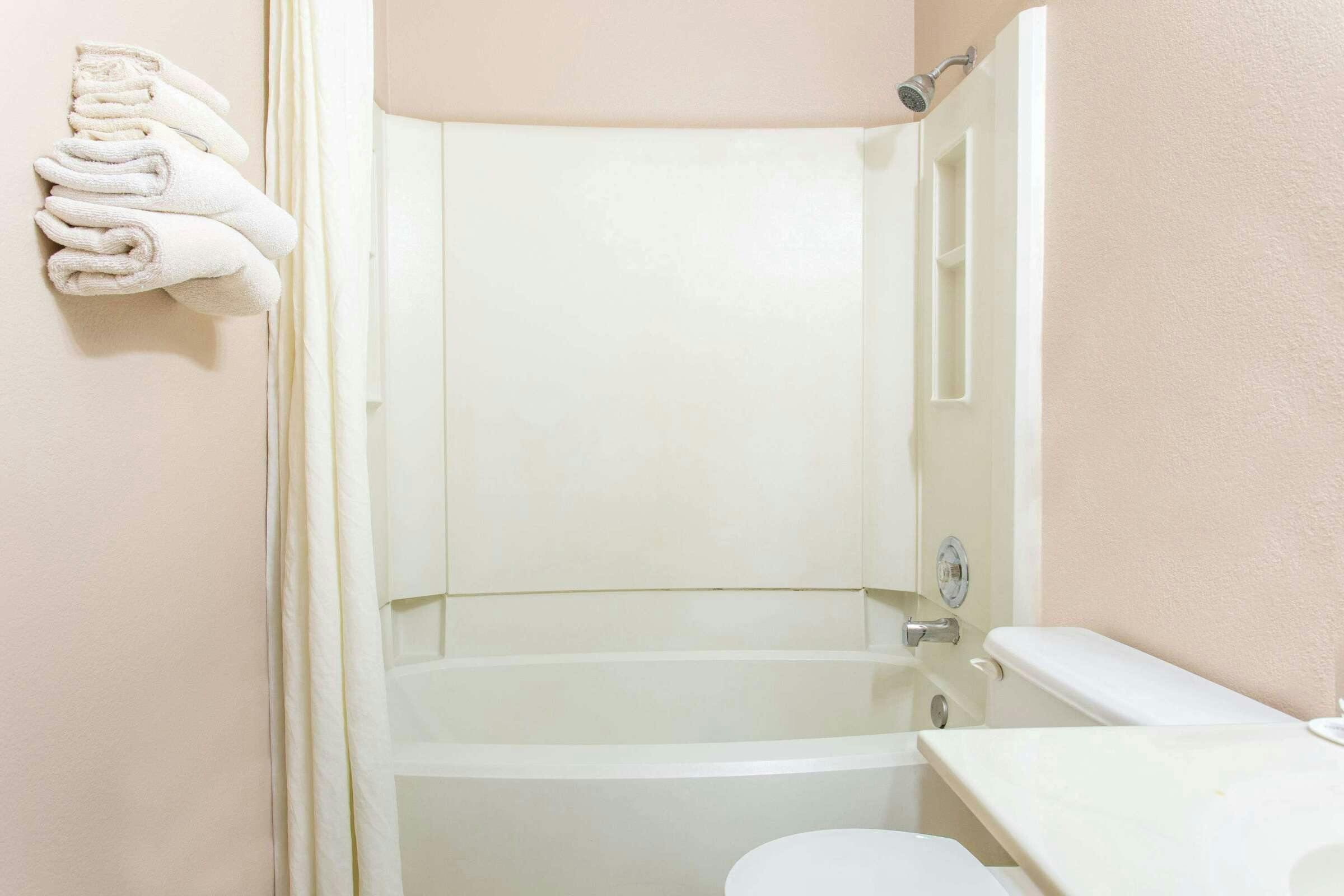 Hotel Super 8 by Wyndham Austin MN photo 1