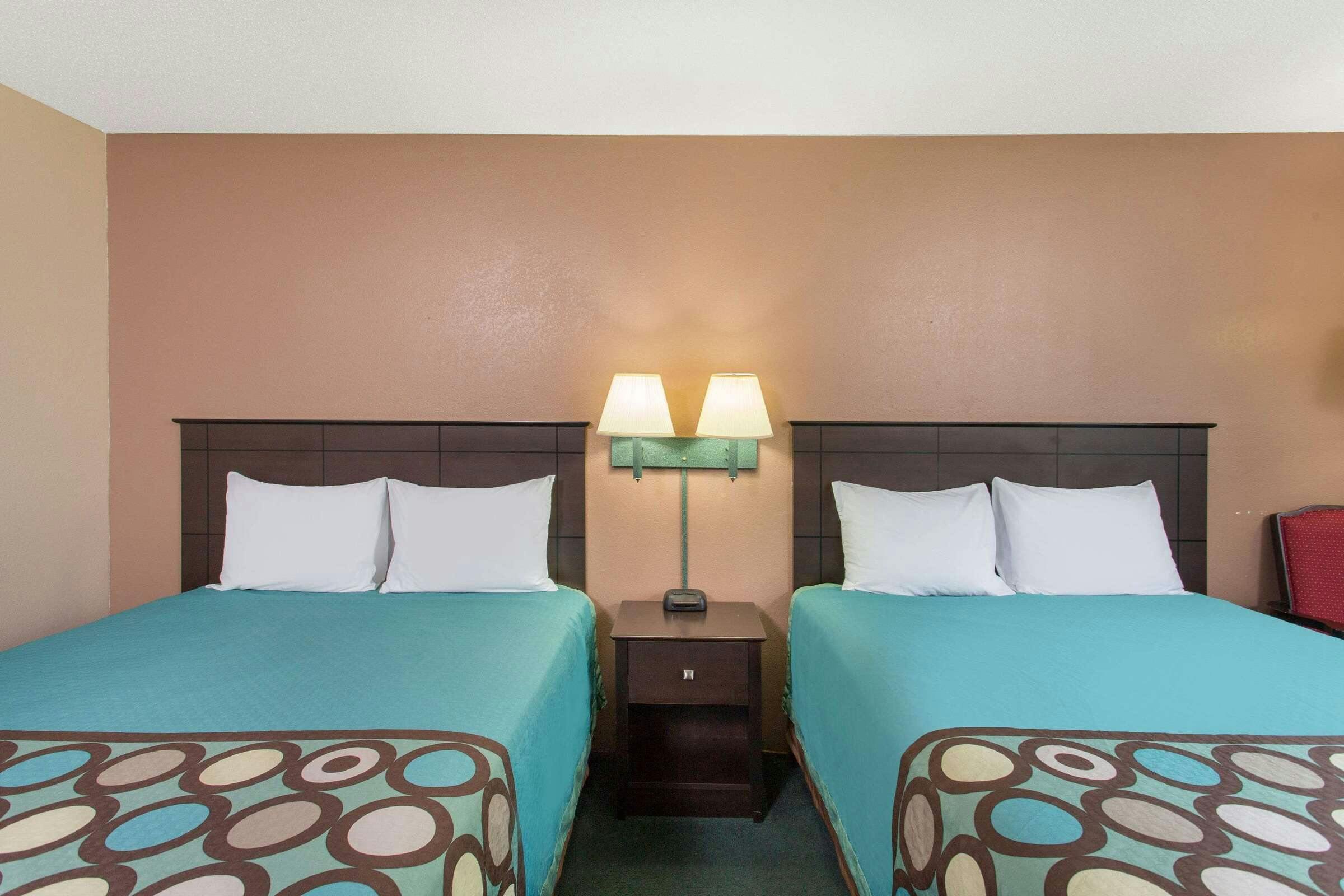 Hotel Super 8 by Wyndham Austin MN photo 5