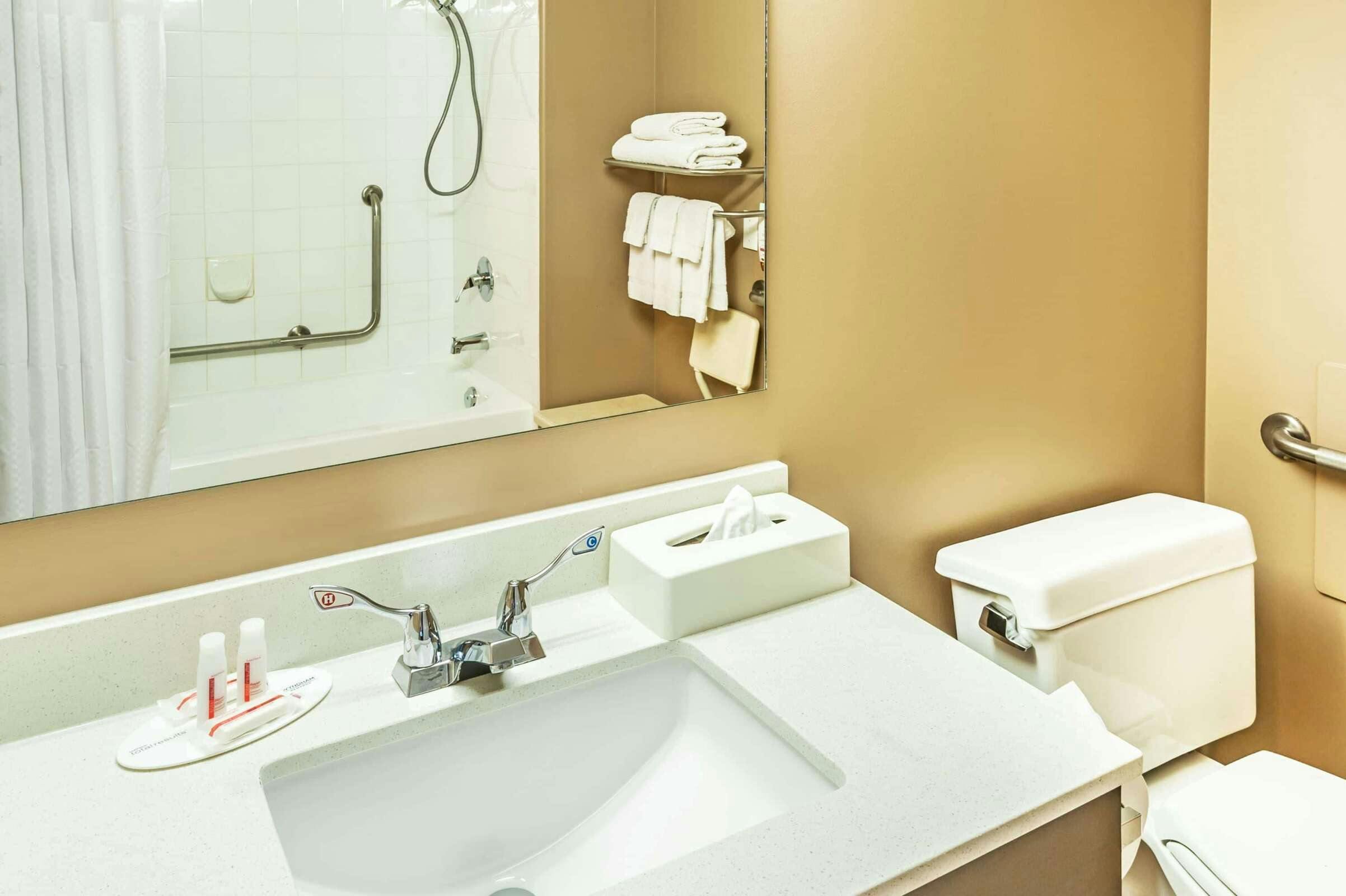 Hotel Super 8 by Wyndham Calgary/Airport photo 4