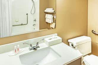 Hotel Super 8 Calgary Airport photo 4