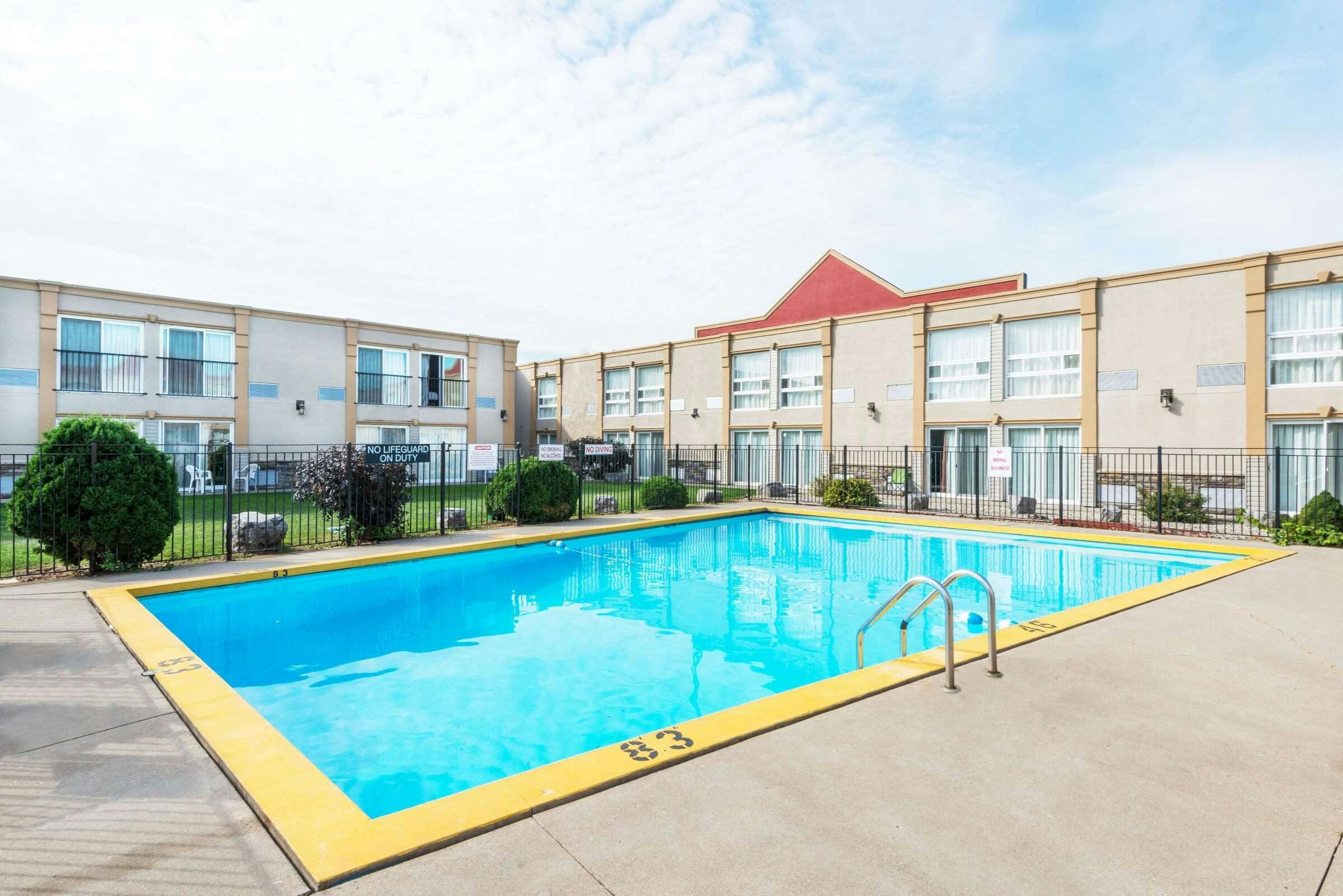 Hotel Super 8 by Wyndham Cambridge/Kitchener/Waterloo Area photo 2