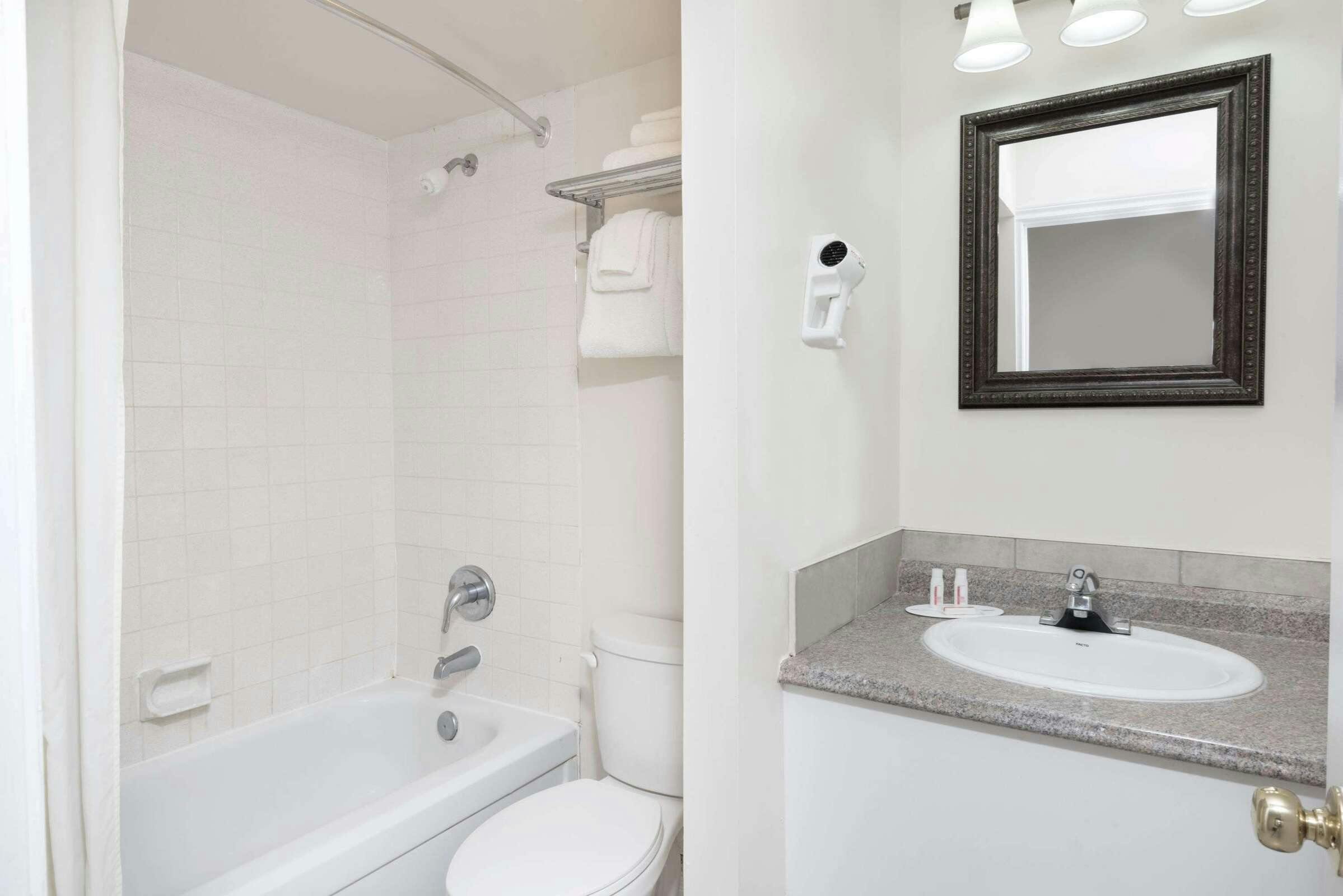 Hotel Super 8 by Wyndham Cambridge/Kitchener/Waterloo Area photo 4