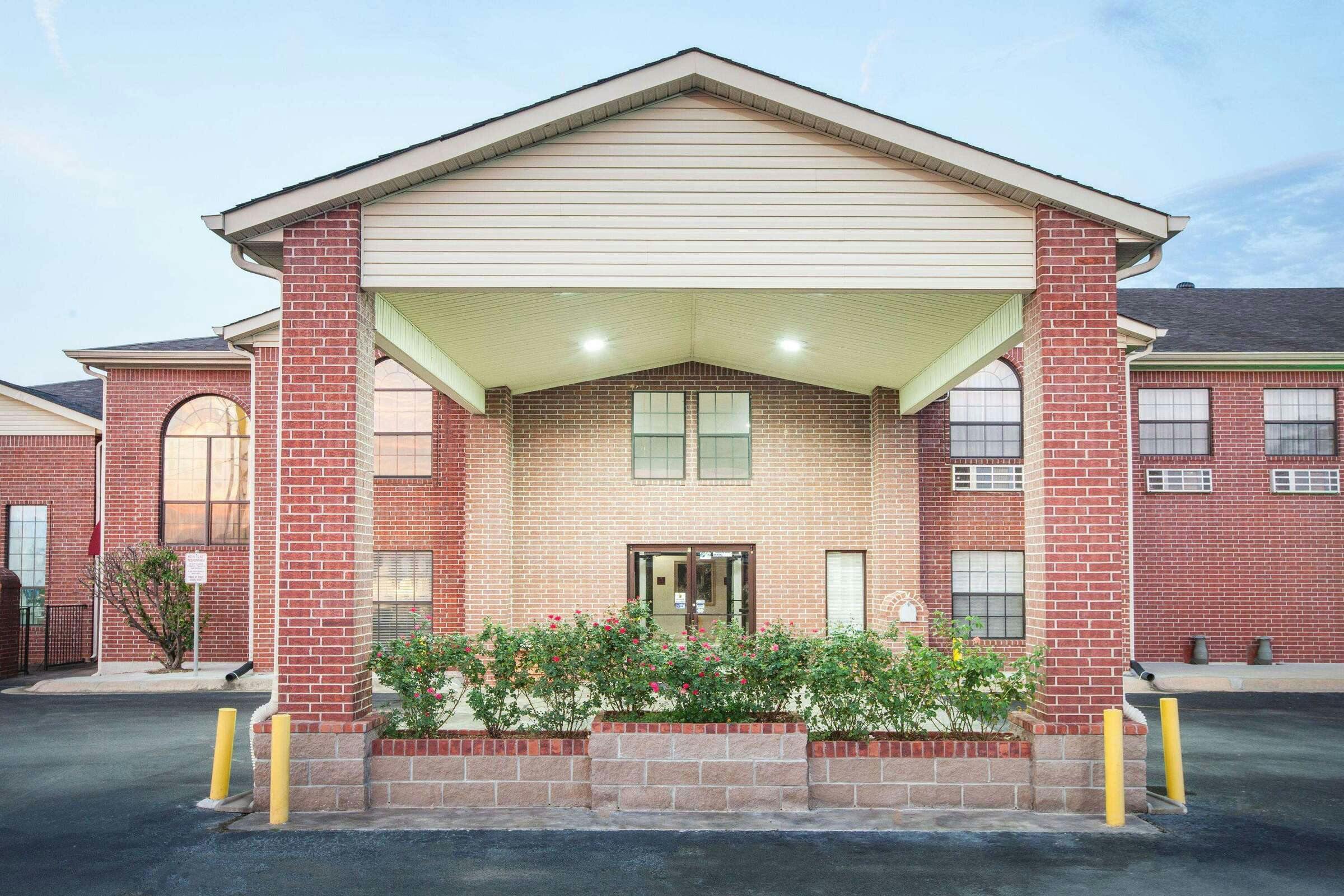 Super 8 White Hall