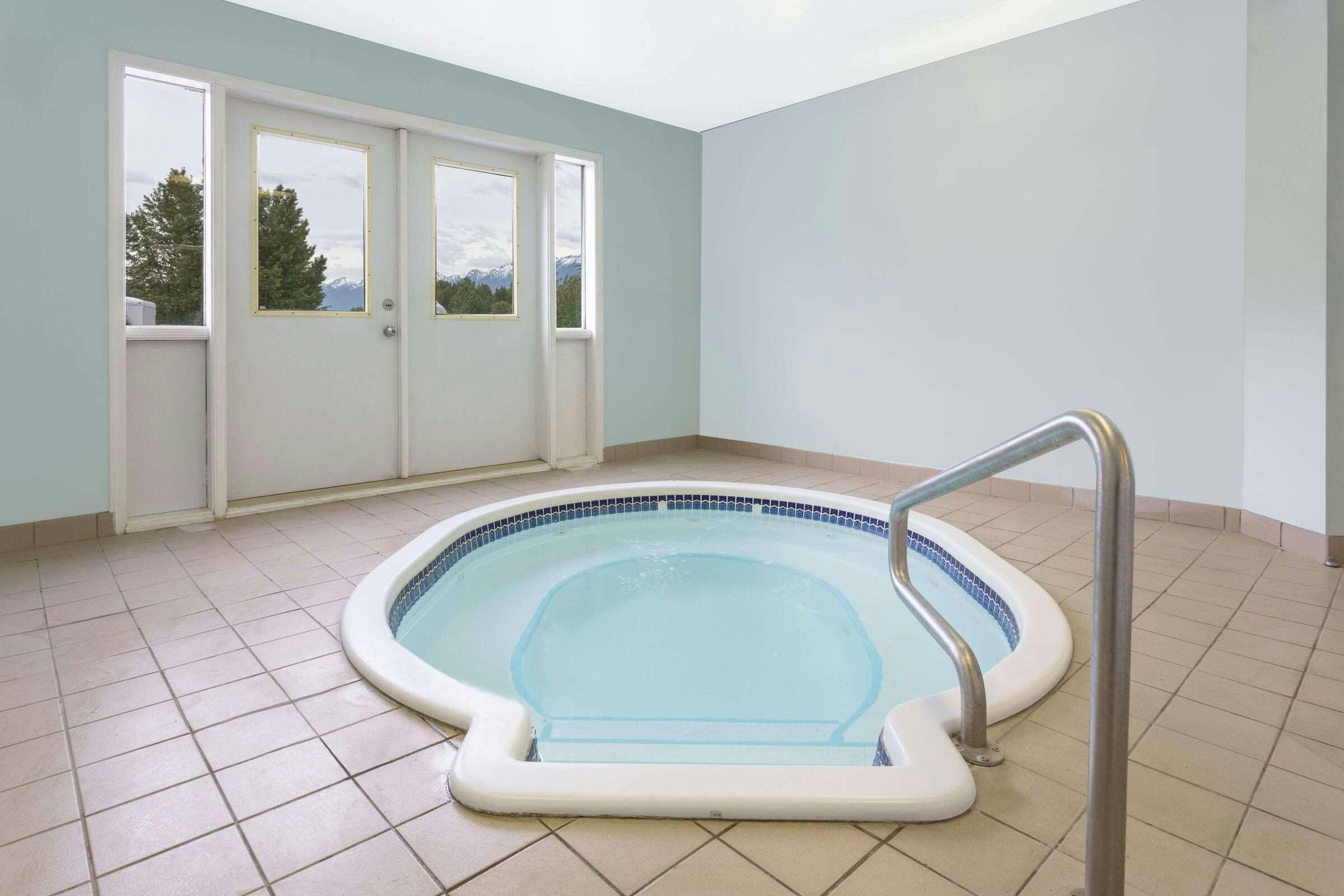 Hotel Super 8 by Wyndham Golden photo 1