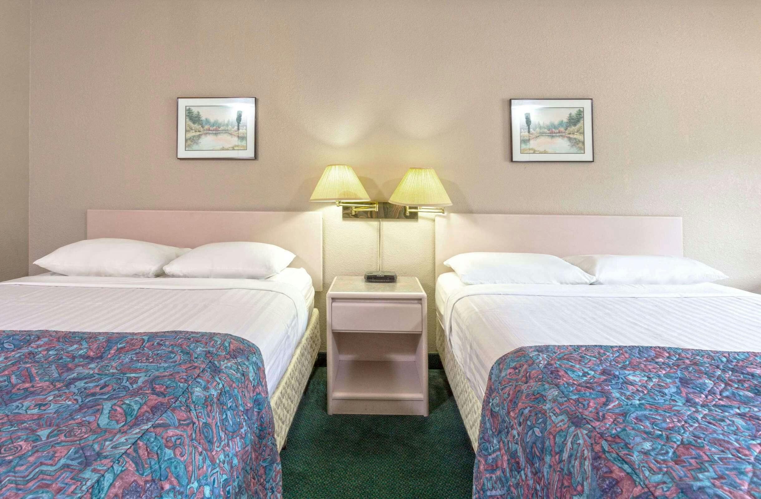 Hotel Super 8 by Wyndham Golden photo 2