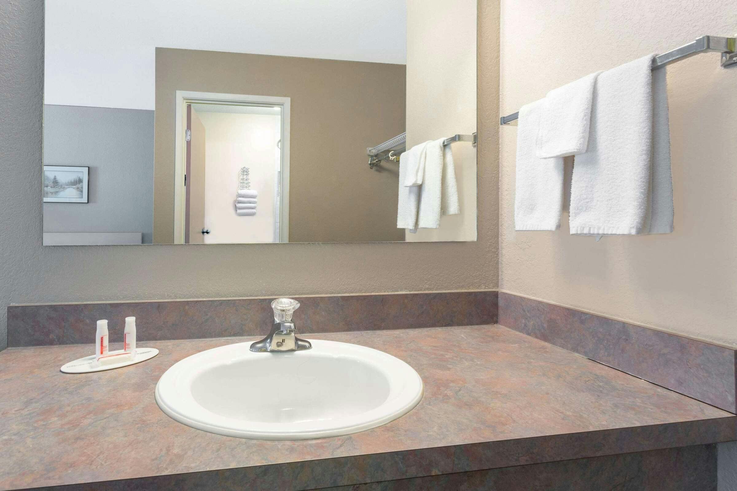 Hotel Super 8 by Wyndham Golden photo 5