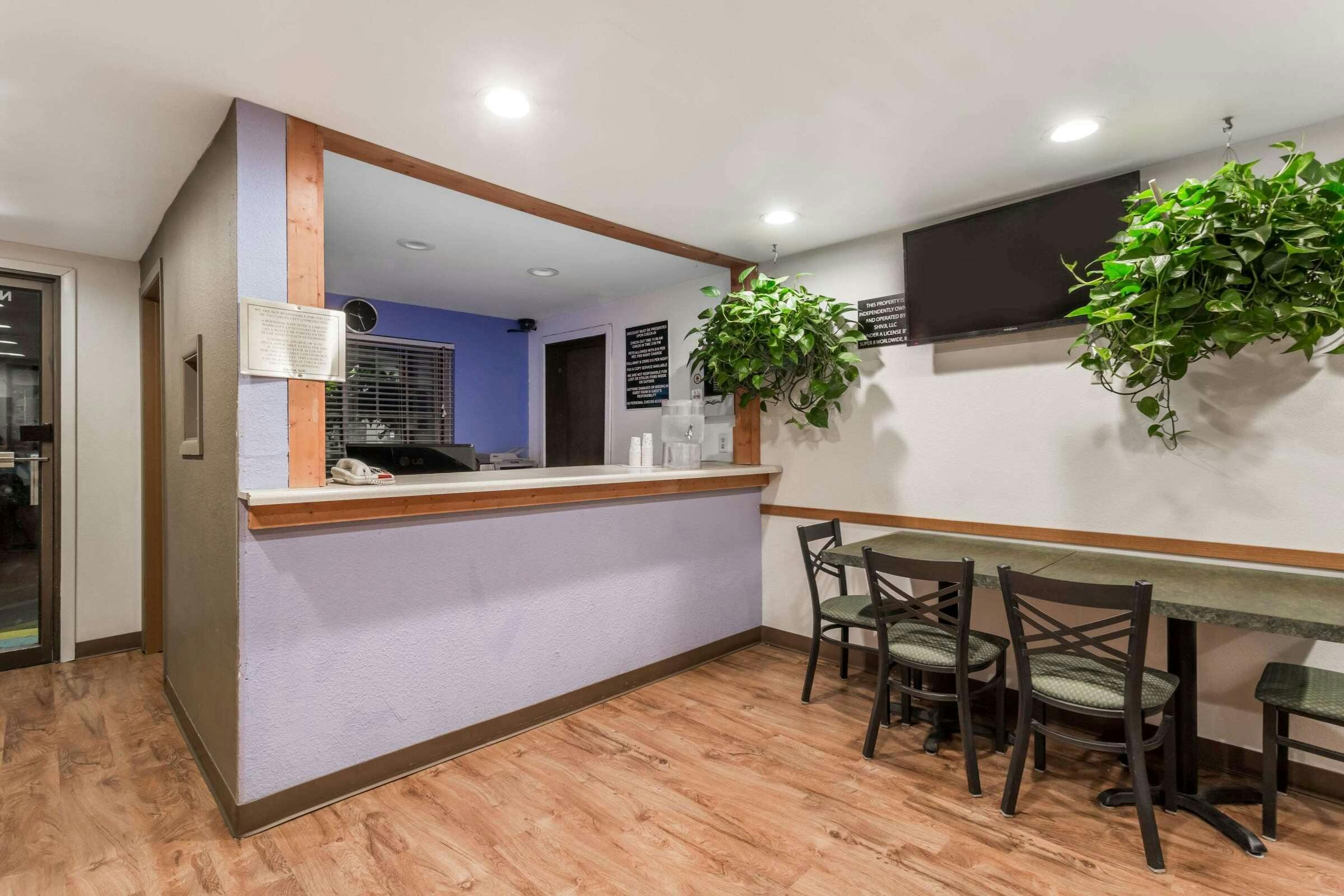 Hotel Super 8 by Wyndham Douglas, WY photo 2