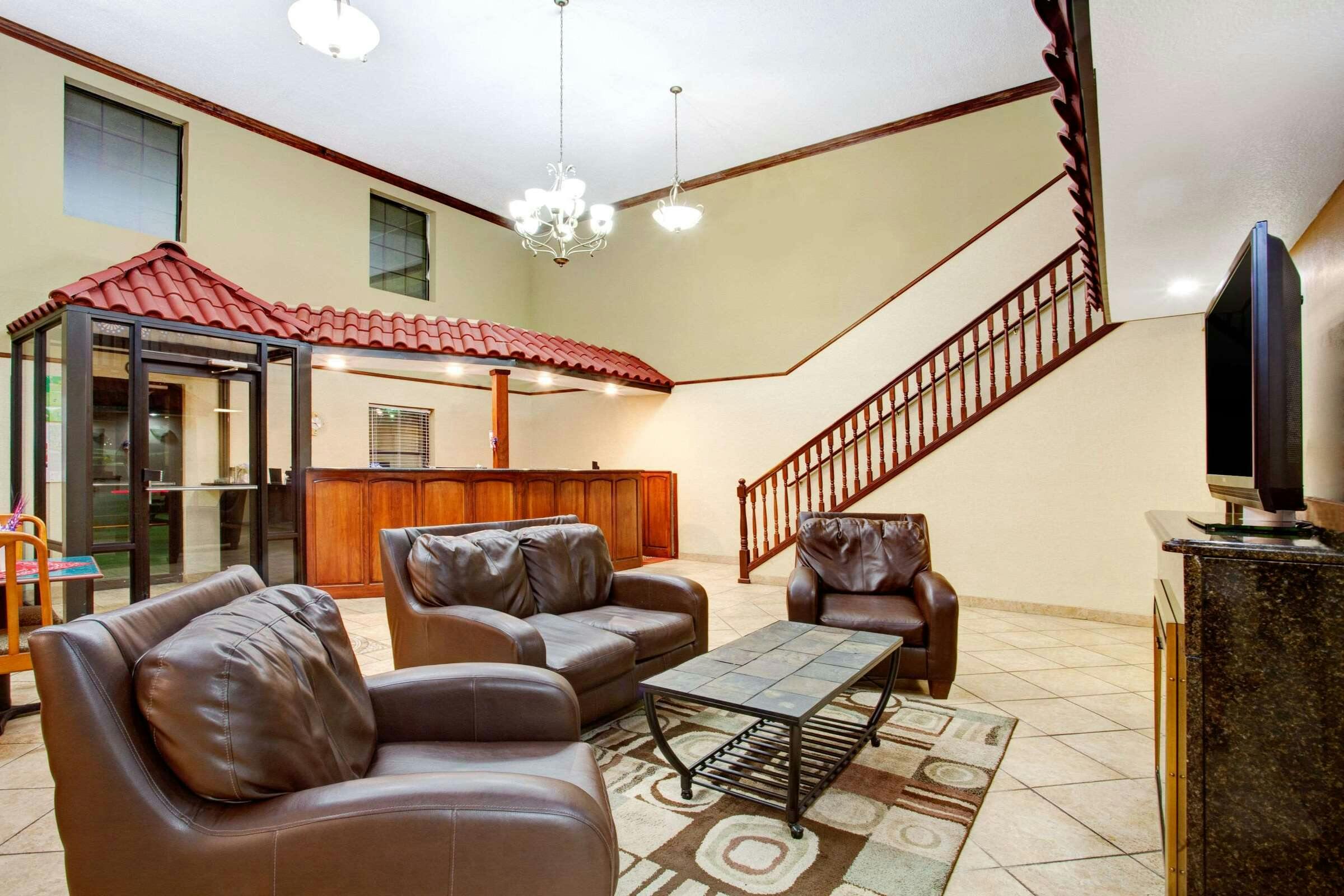 Hotel Super 8 by Wyndham Forrest City AR photo 1