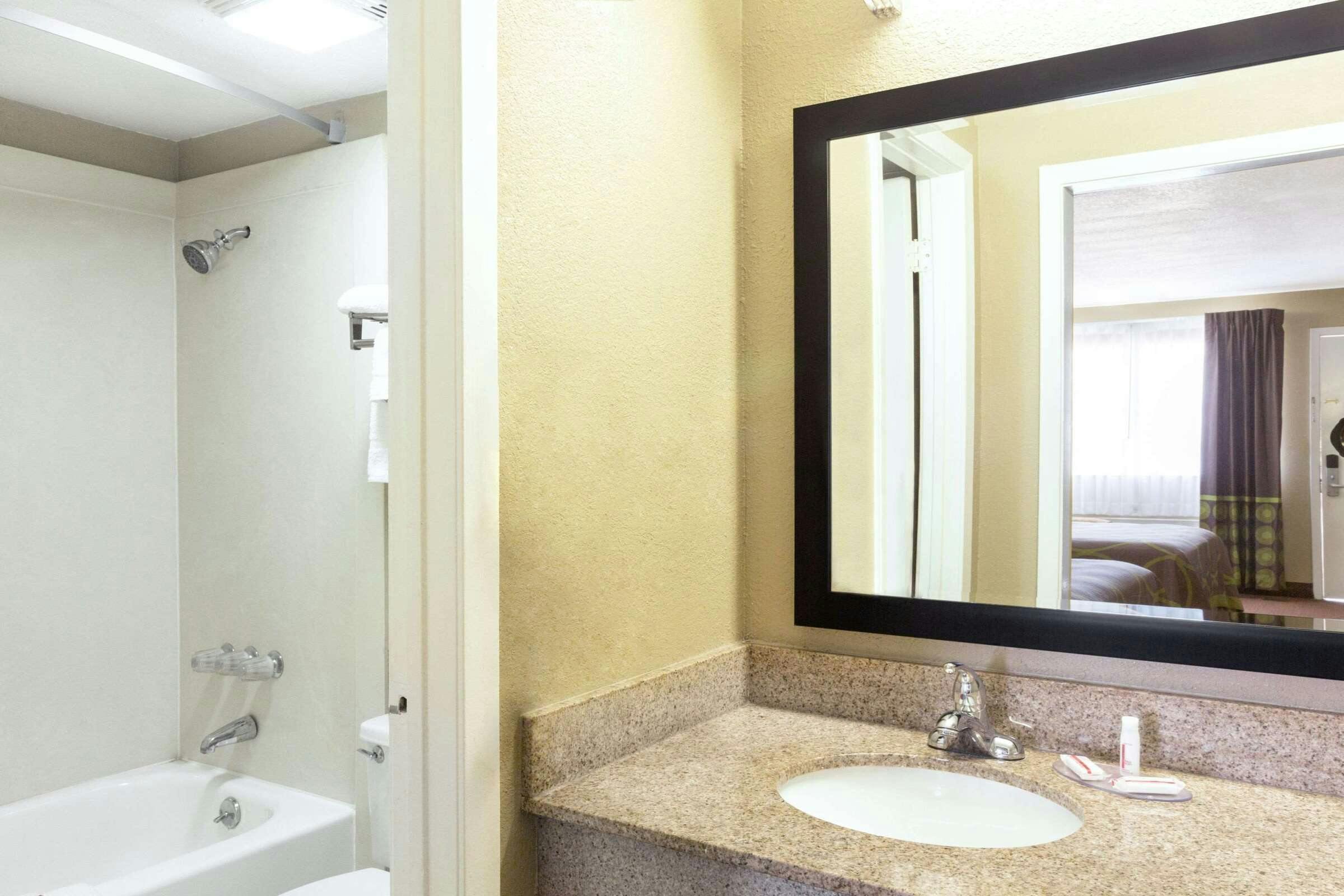 Hotel Super 8 by Wyndham Tallulah LA photo 5