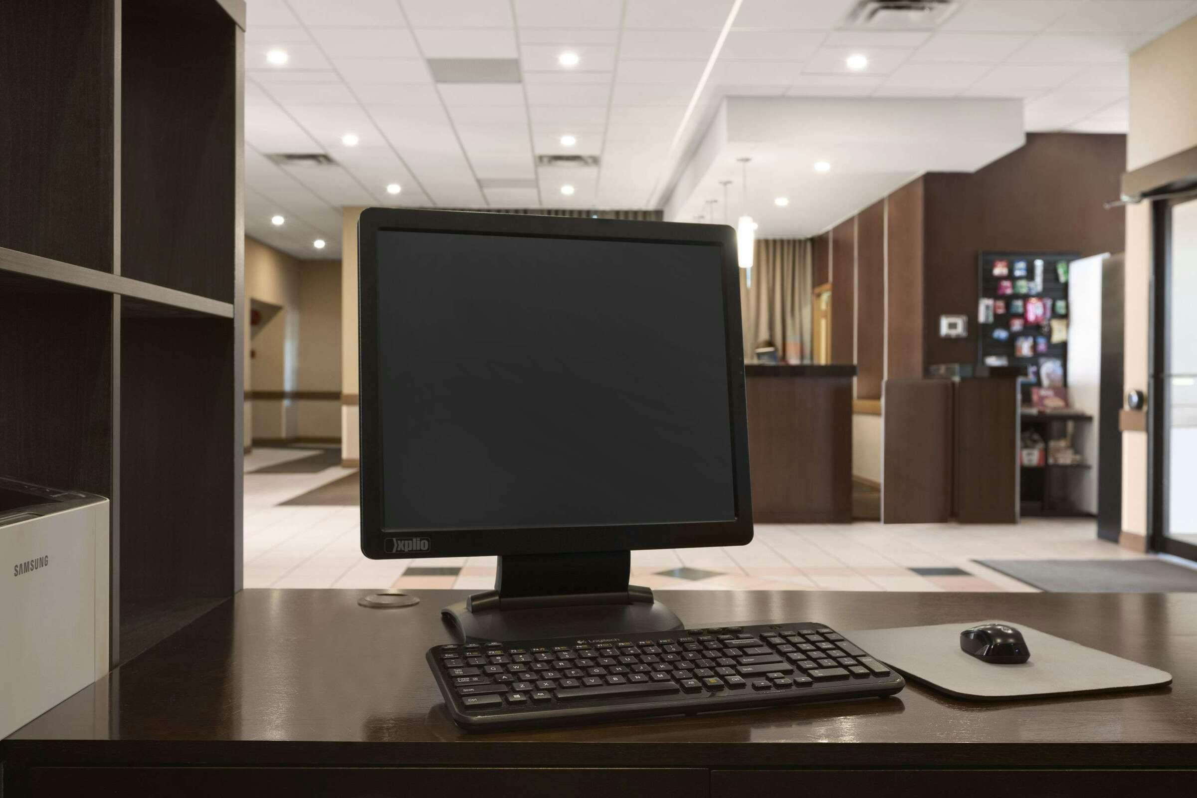 Hotel Travelodge by Wyndham Edmonton West photo 2