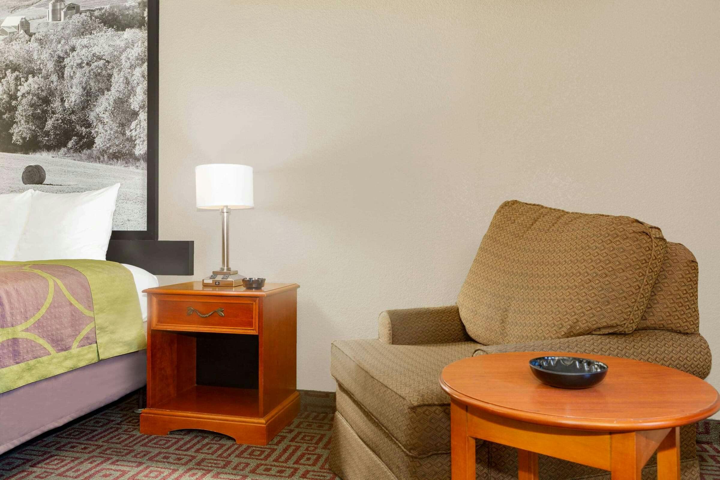 Hotel Super 8 by Wyndham Fort Madison photo 4