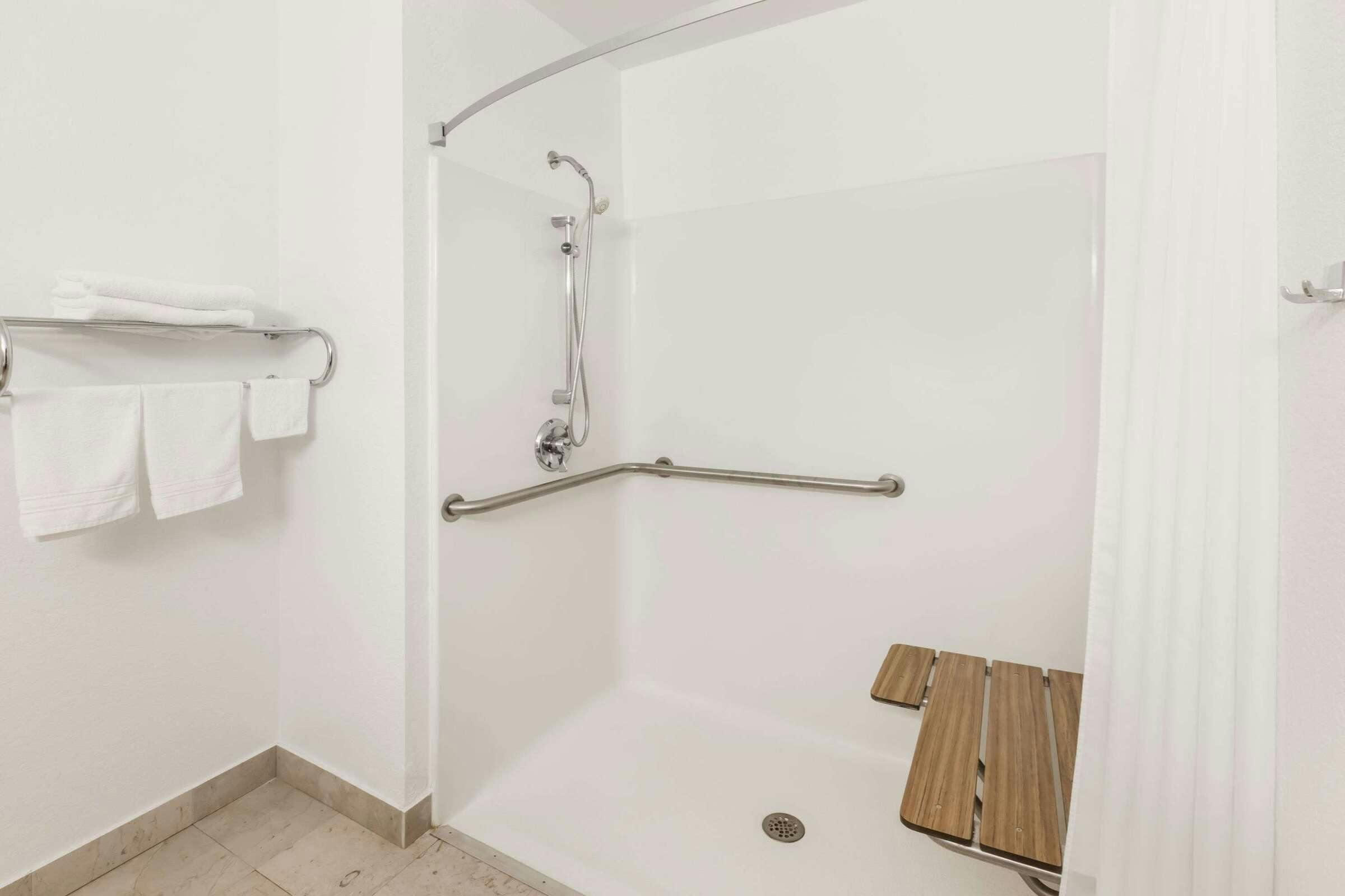 Hotel Super 8 by Wyndham Ionia MI photo 3