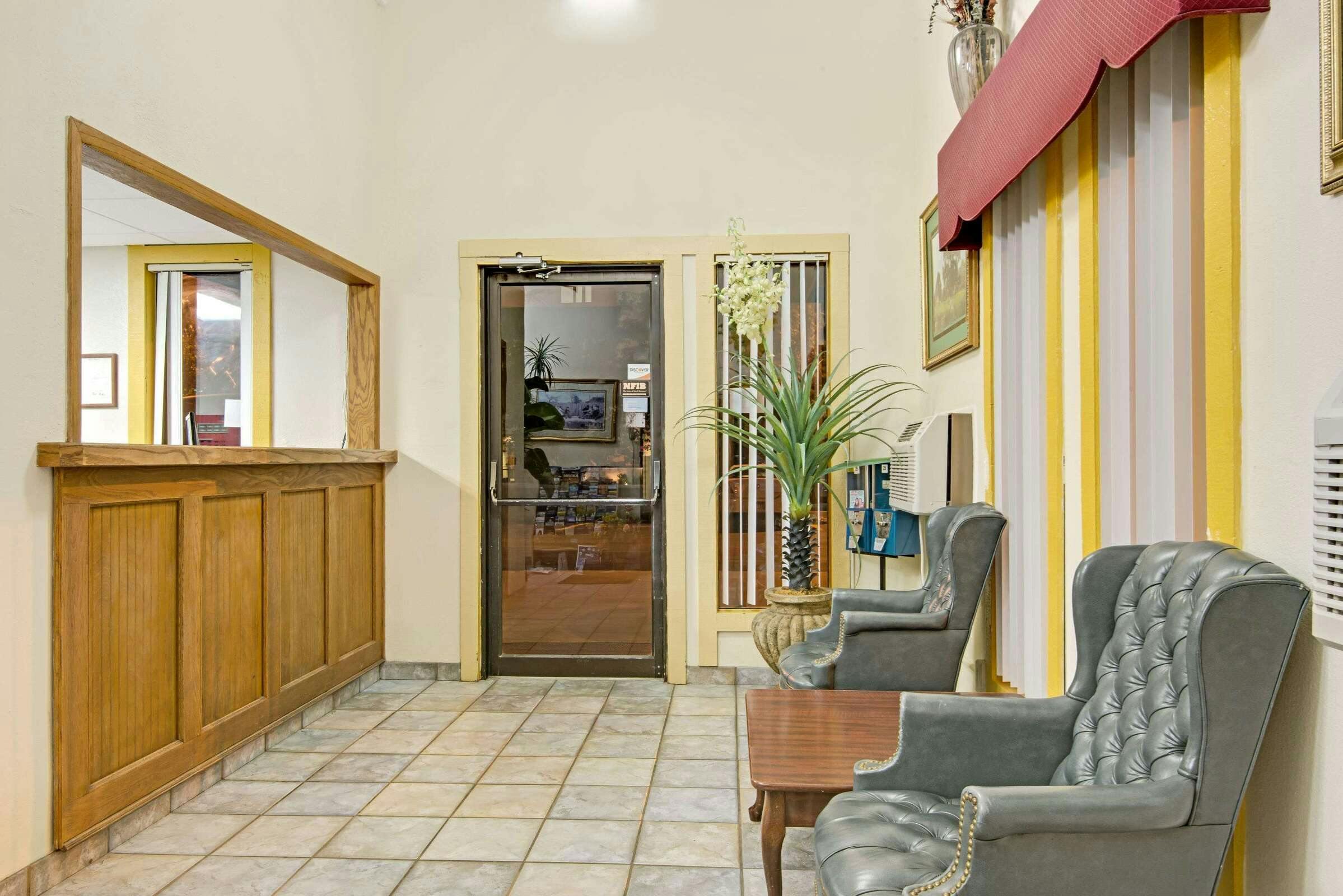 Hotel Baymont Liberty MO photo 3