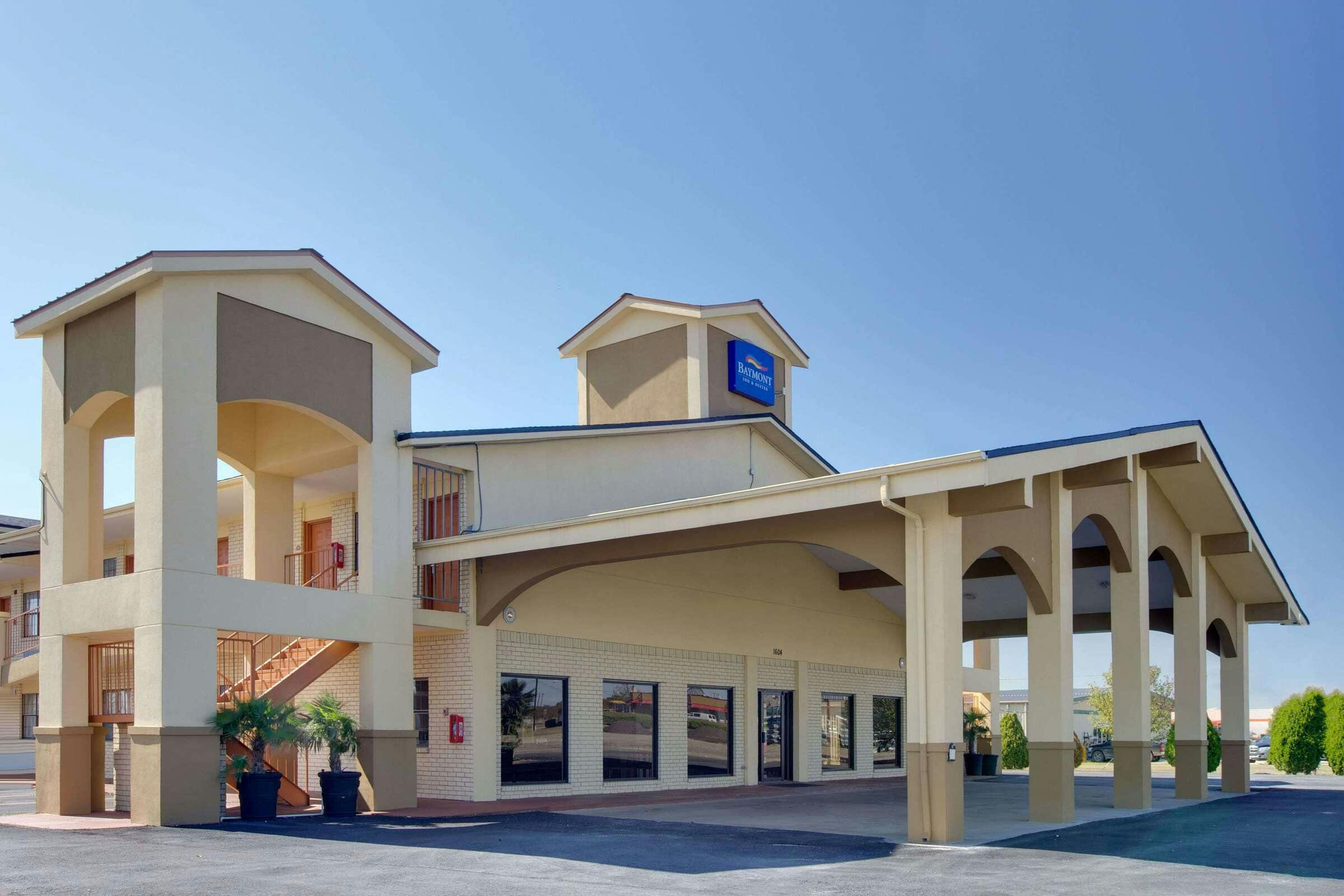Hotel Baymont Inn and Suites Terrell photo 1
