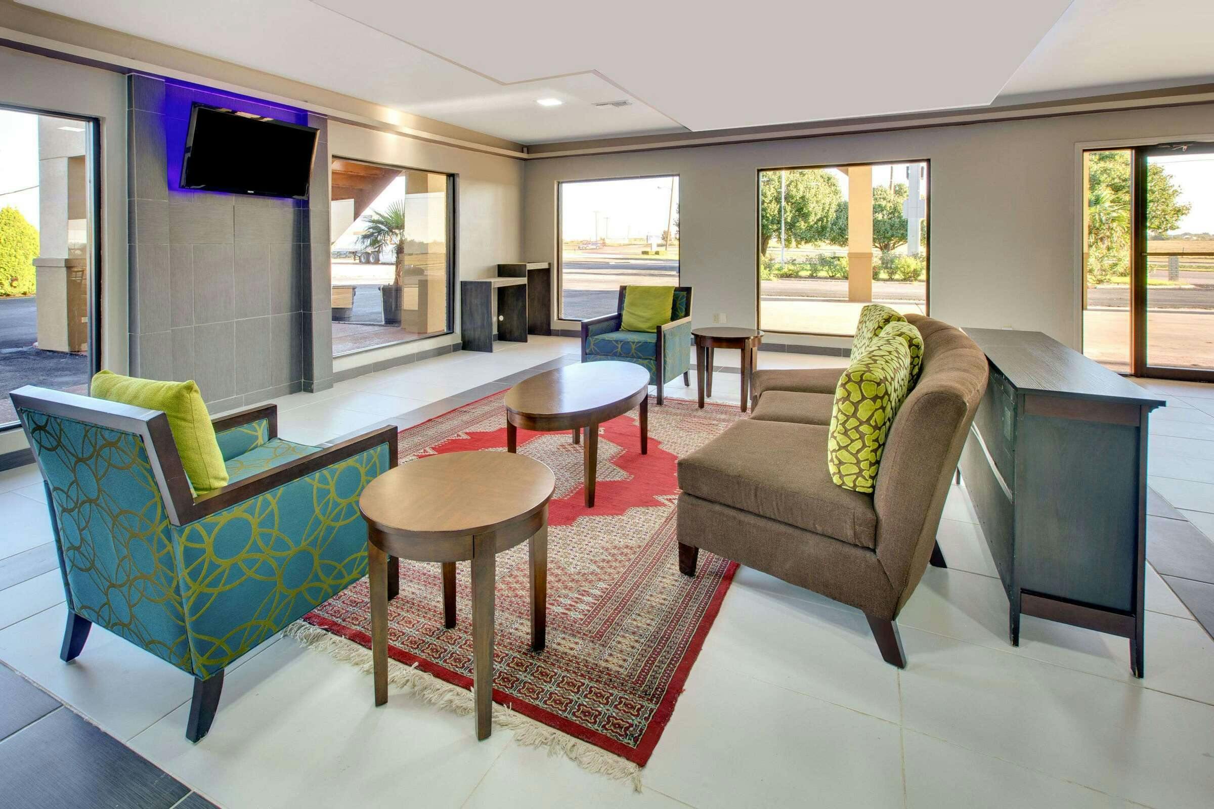 Hotel Baymont Inn and Suites Terrell photo 3