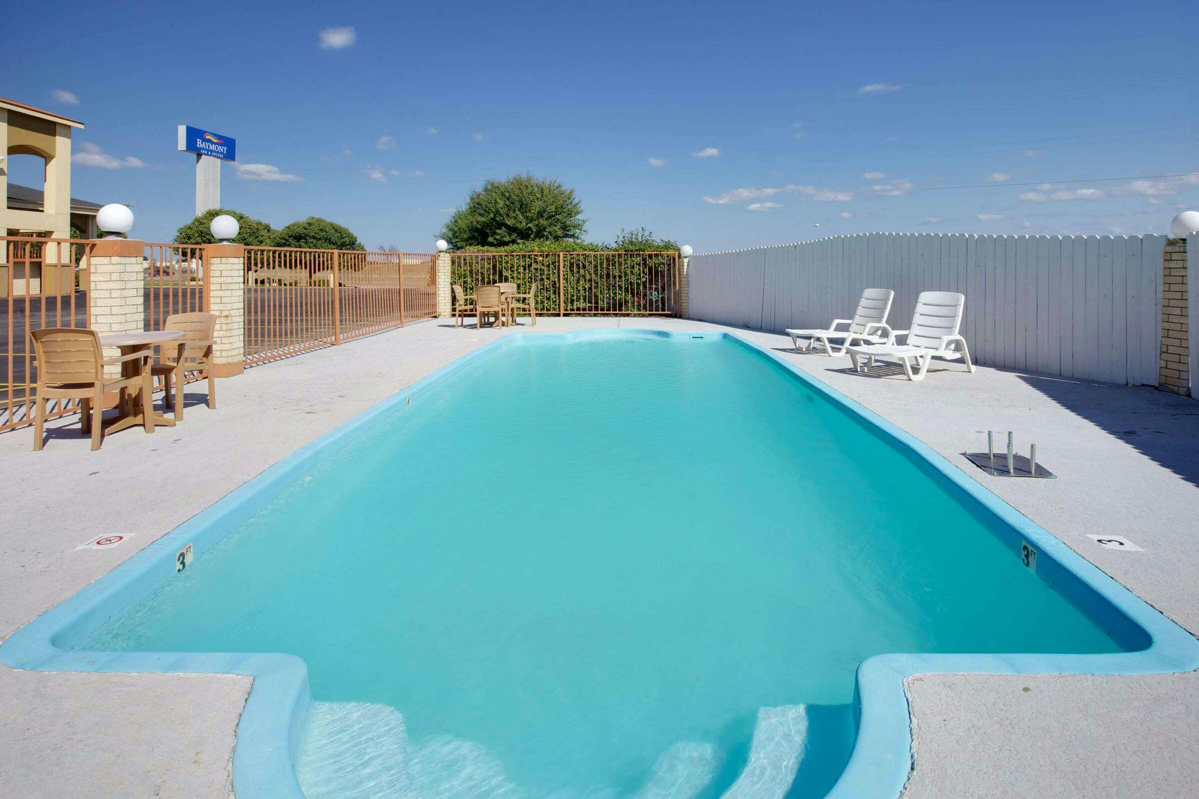 Hotel Baymont Inn and Suites Terrell photo 4