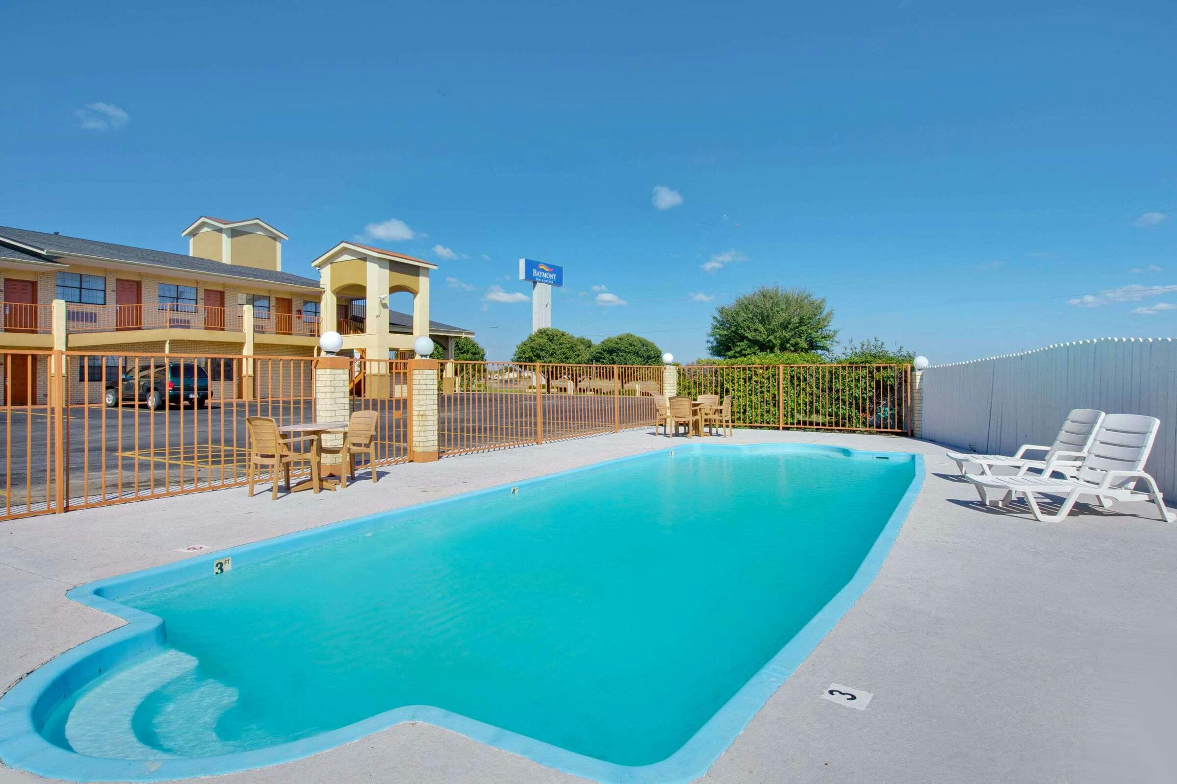 Hotel Baymont Inn and Suites Terrell photo 5
