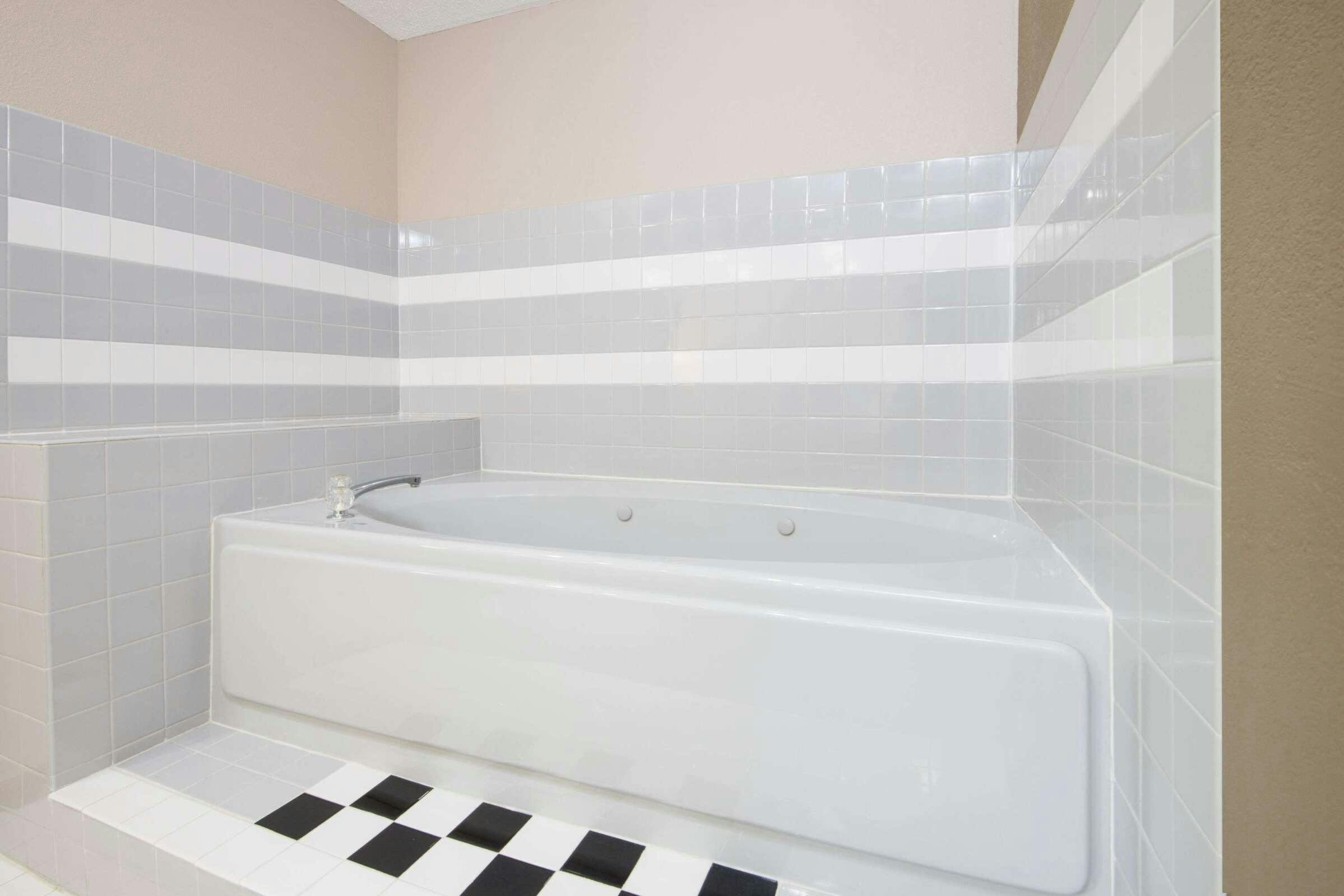 Hotel Super 8 by Wyndham Knoxville photo 2