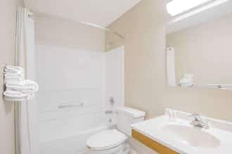 Hotel Super 8 by Wyndham Knoxville photo 5