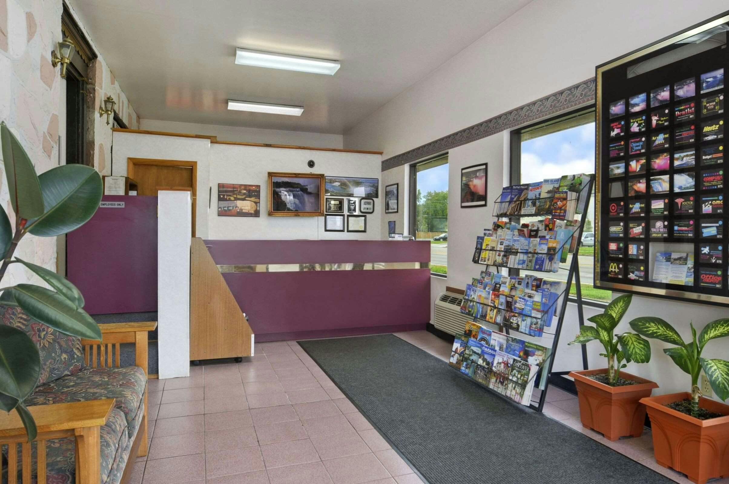 Hotel Travelodge by Wyndham Niagara Falls photo 2