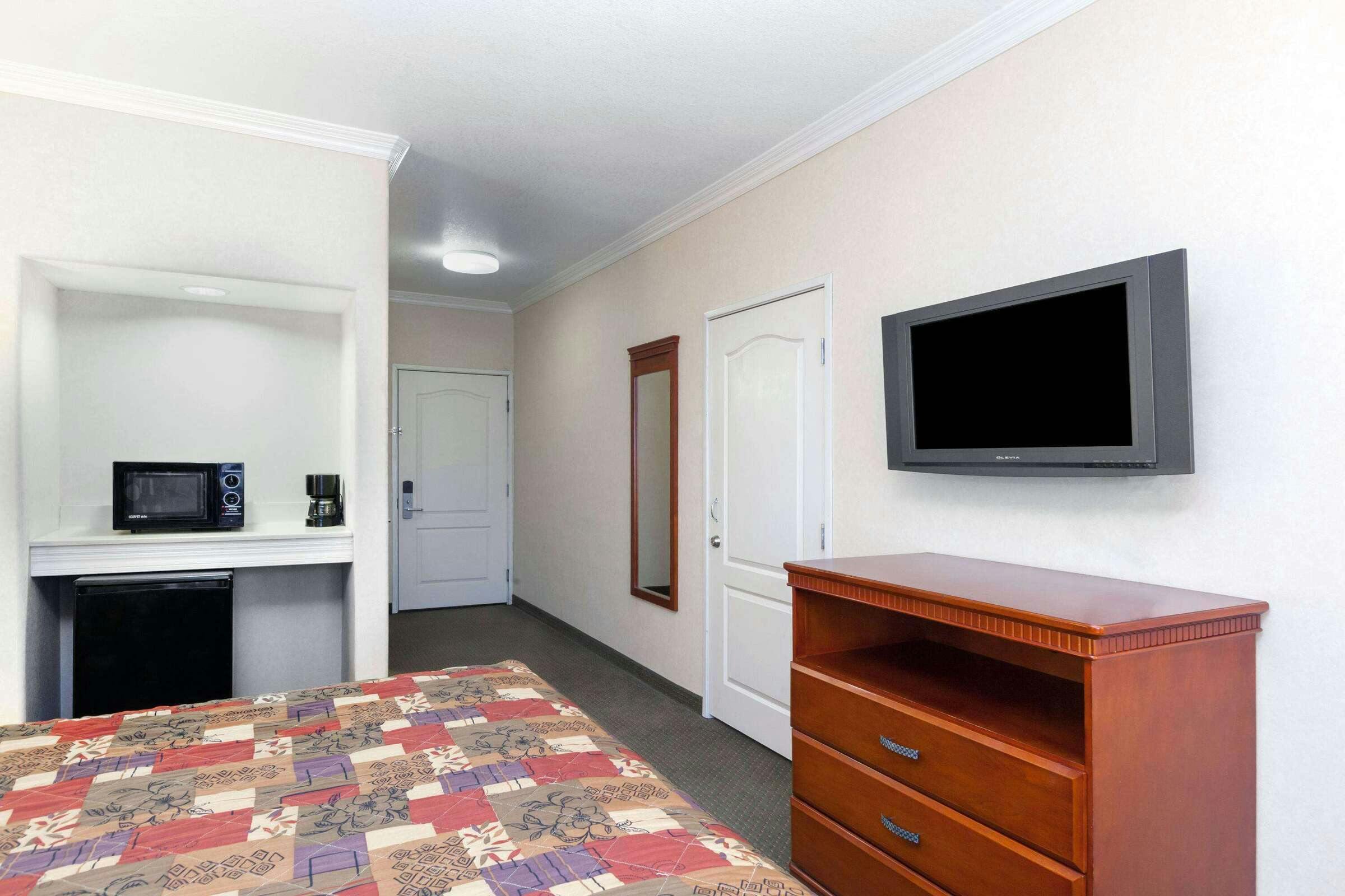 Hotel Howard Johnson Bakersfield photo 3