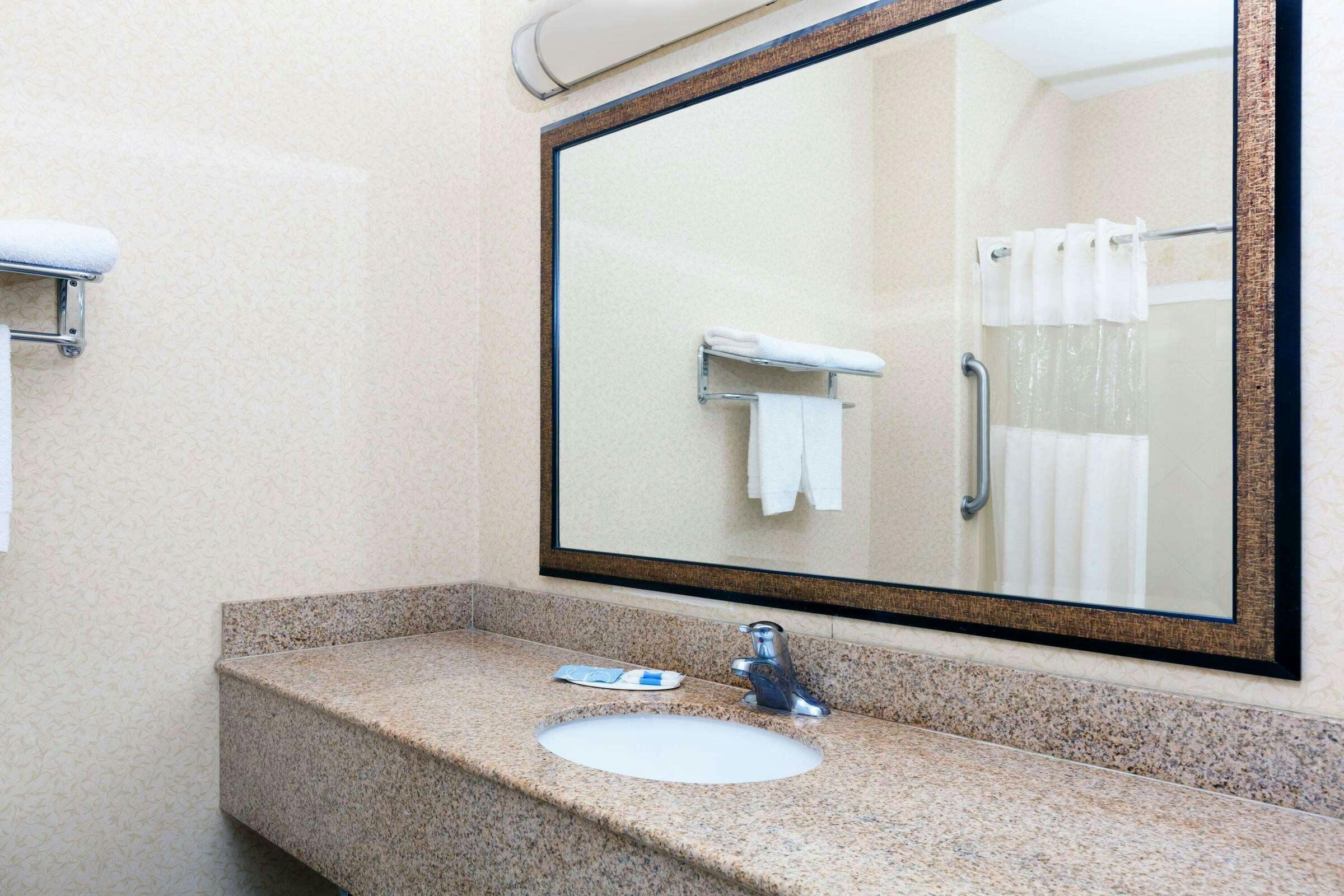 Hotel Howard Johnson Bakersfield photo 4