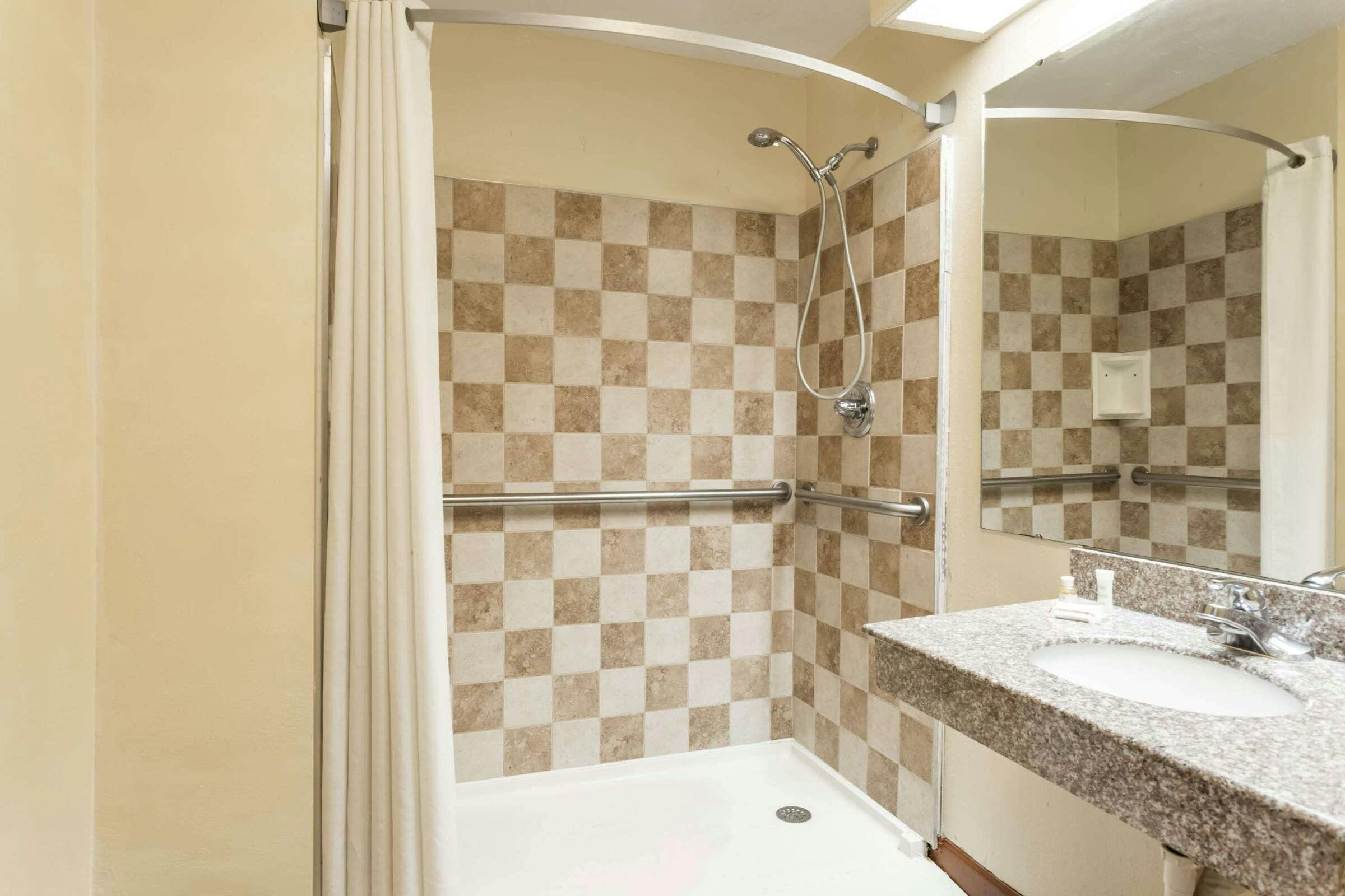 Hotel Super 8 by Wyndham Norcross/I-85 Atlanta photo 4