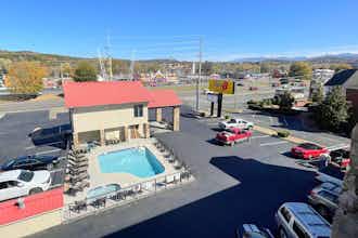 Hotel Super 8 Pigeon Forge Downtown photo 1