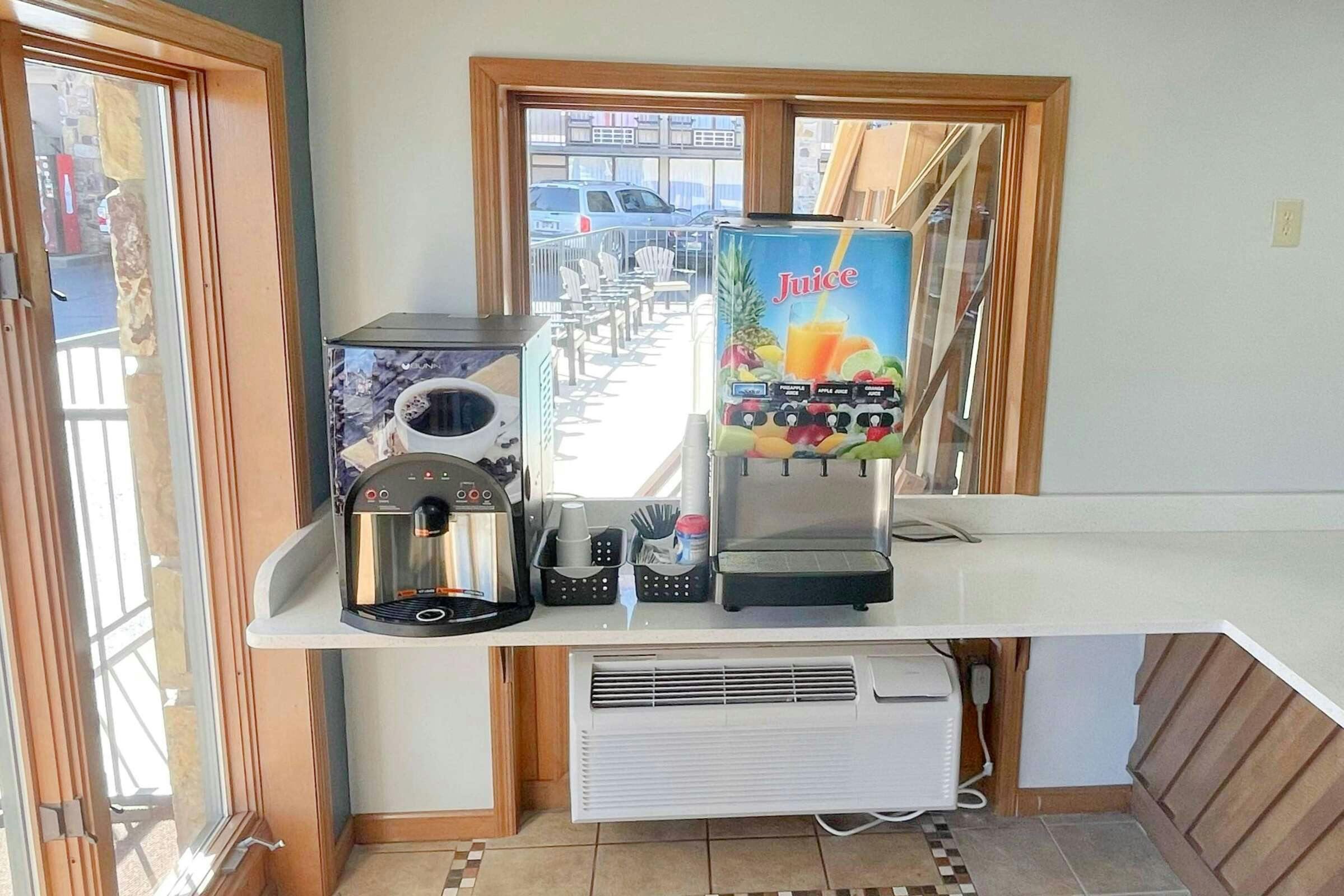 Hotel Super 8 by Wyndham Pigeon Forge Downtown photo 2