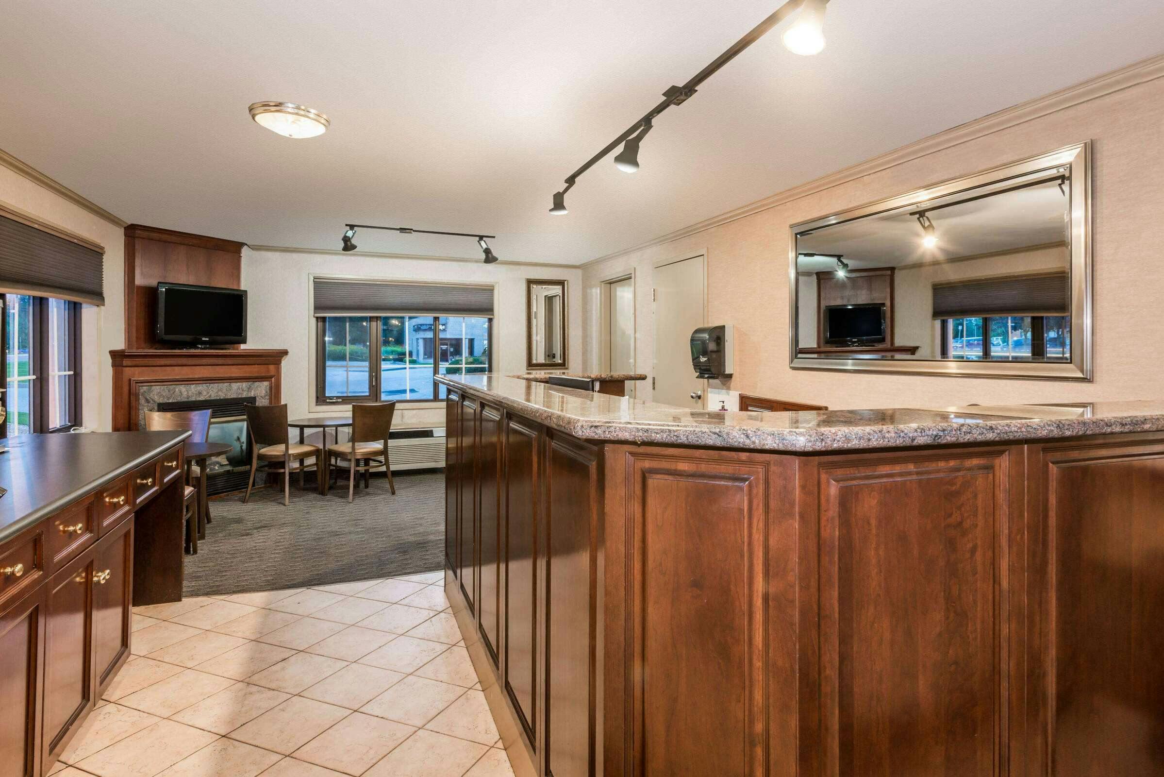 Hotel Super 8 Guelph photo 2