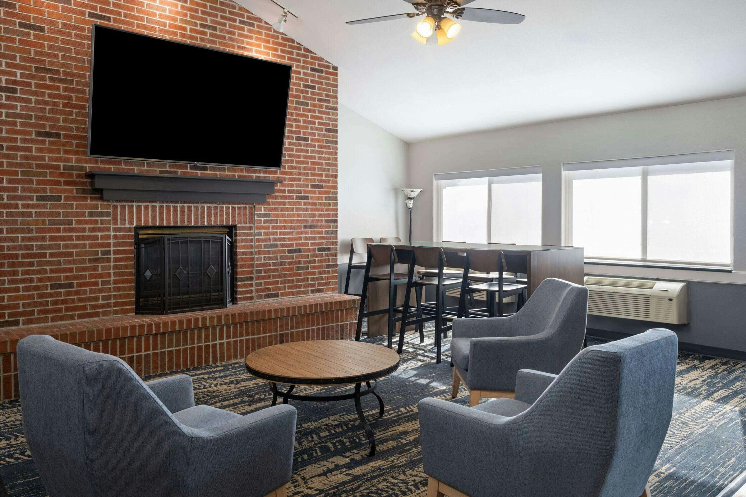 Hotel AmericInn by Wyndham Beaver Dam photo 4